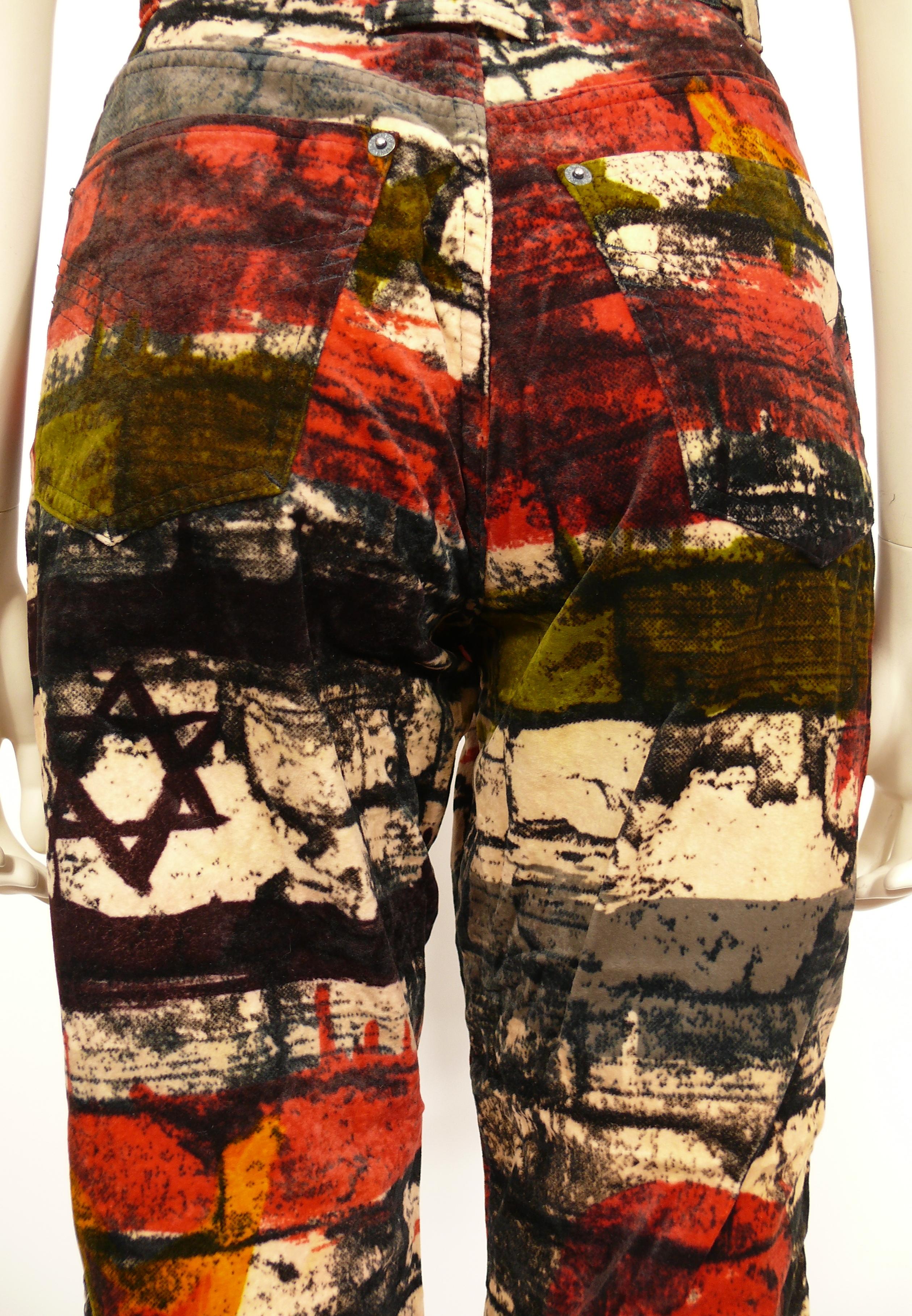 Pantaloni con stampa muro e bandiere Jean Paul Gaultier Jeans in vendita 8