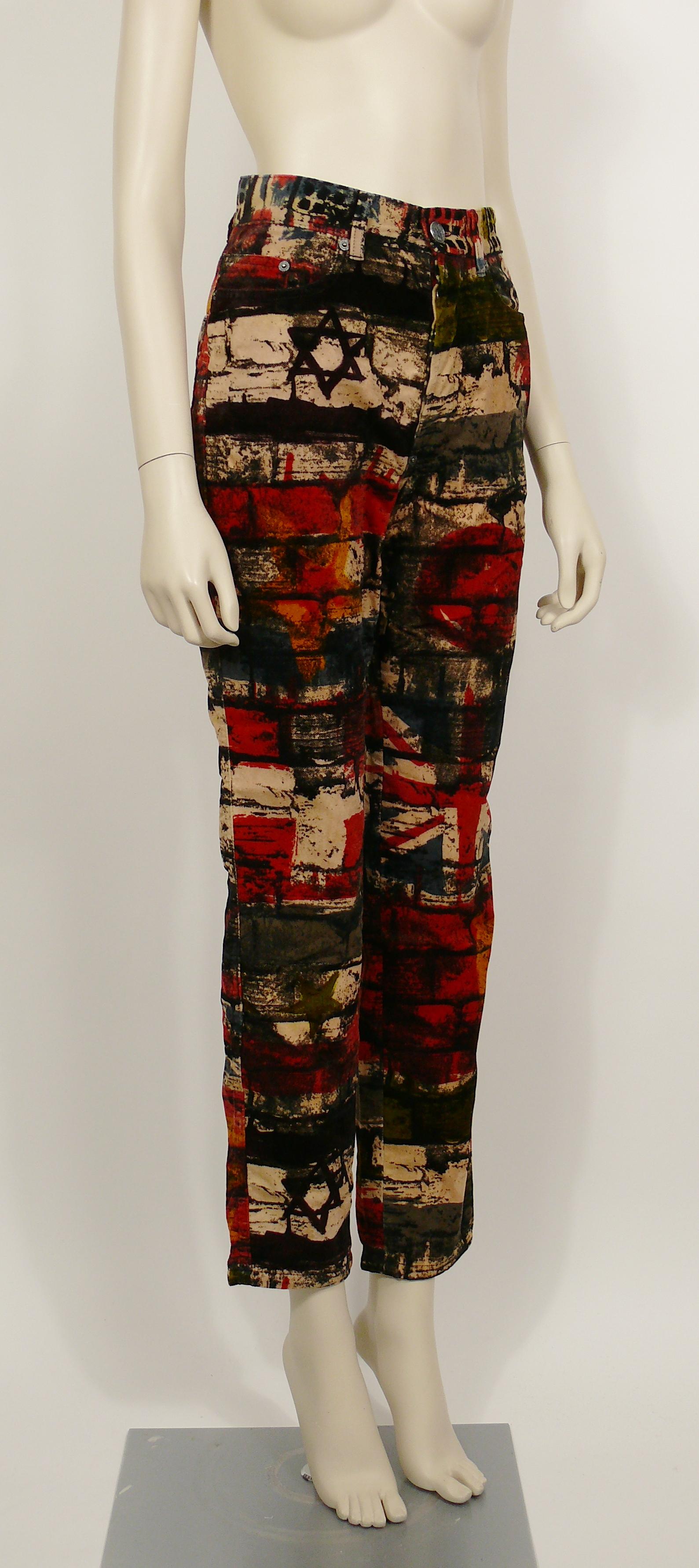 Nero Pantaloni con stampa muro e bandiere Jean Paul Gaultier Jeans in vendita