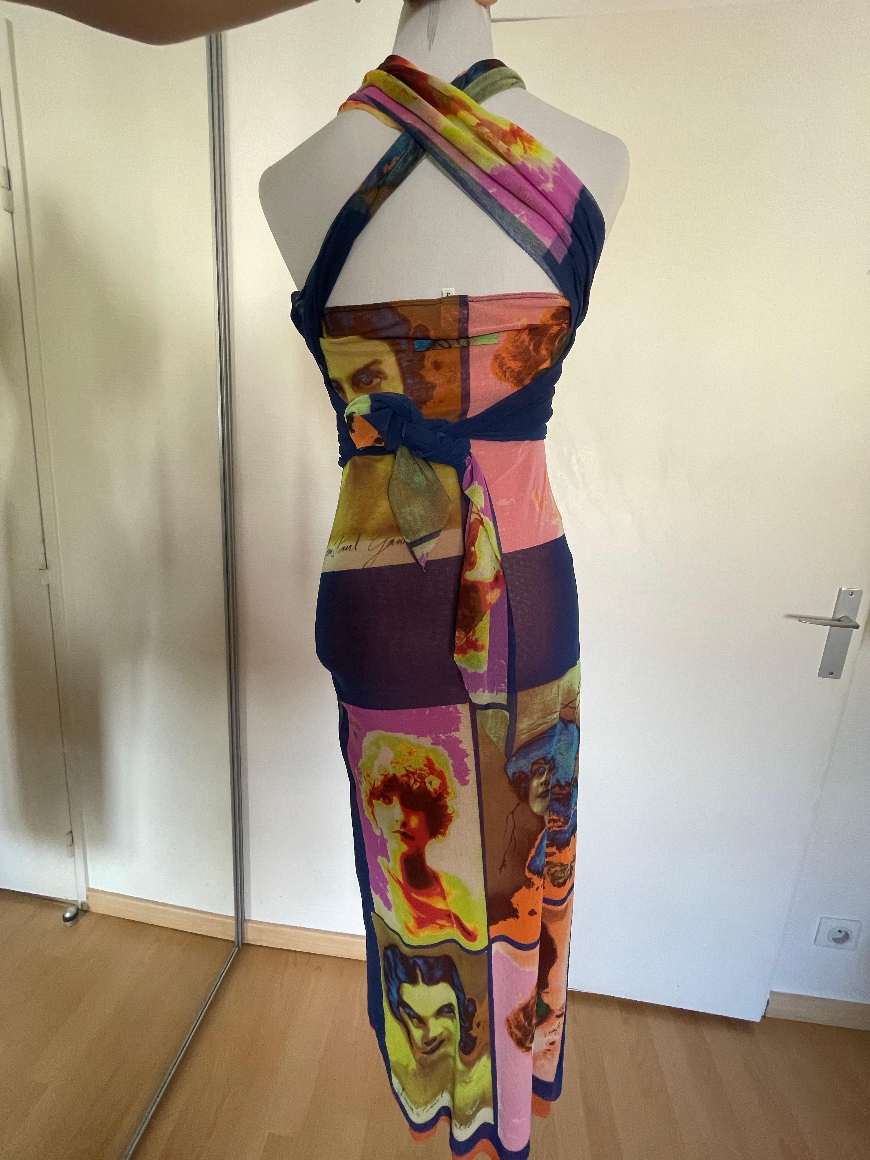 Schönes Maxikleid mit 2 langen Maxibändern, die es Ihnen ermöglichen, das Kleid auf verschiedene Weise zu tragen. In sehr gutem Zustand. Größe S. Seltenes und begehrtes Modell. Porträtgesichter im Stil von Andy Warhol. Getragen von mehreren