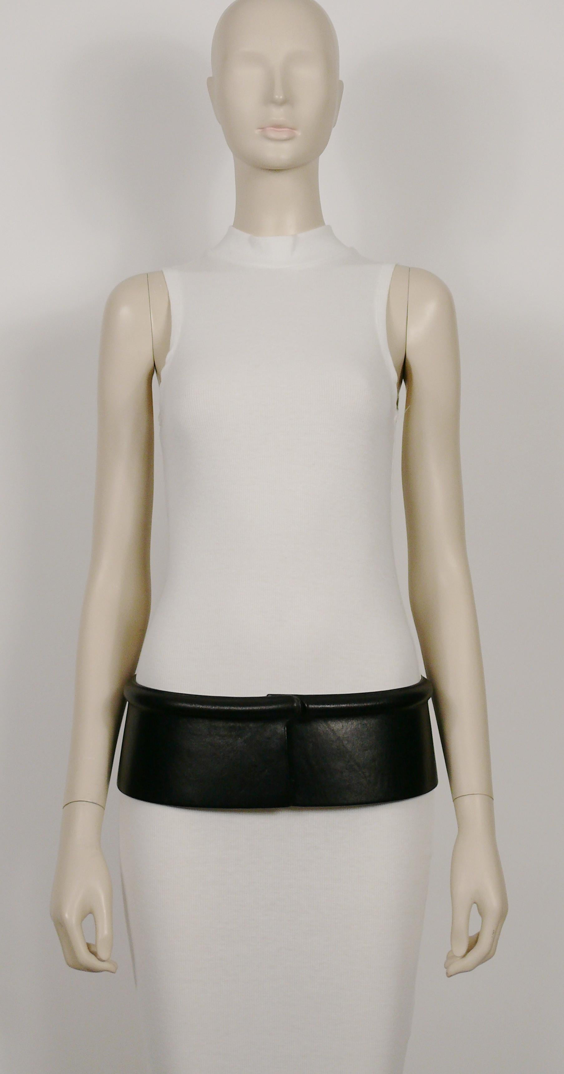 JEAN PAUL GAULTIER vintage wide black leather rim tube belt.

Snap button closure.

Marked JEAN PAUL GAULTIER Made in Italy.

Indicated size : 44.

Indicative measurements : inner circumference approx. 84.82 cm (33.39 inches) / width approx. 10.8 cm