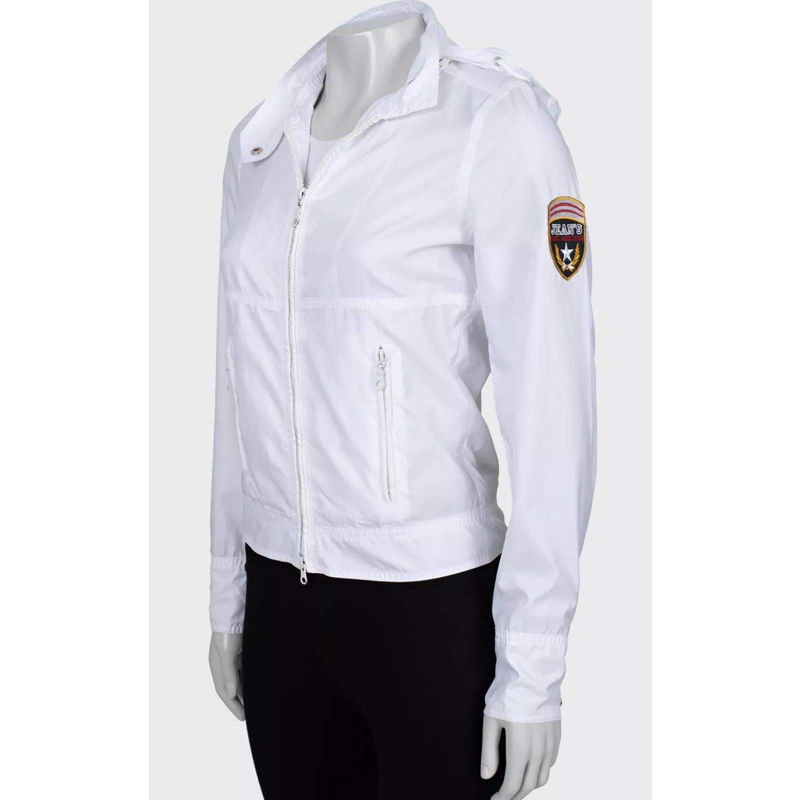 Eleva tu colección de prendas de abrigo con este elegante cortavientos de Jean Paul Gaultier. Este cortavientos para mujer está hecho de 100% poliamida en un nítido color blanco. La silueta recta se complementa con un cierre de cremallera y botón a