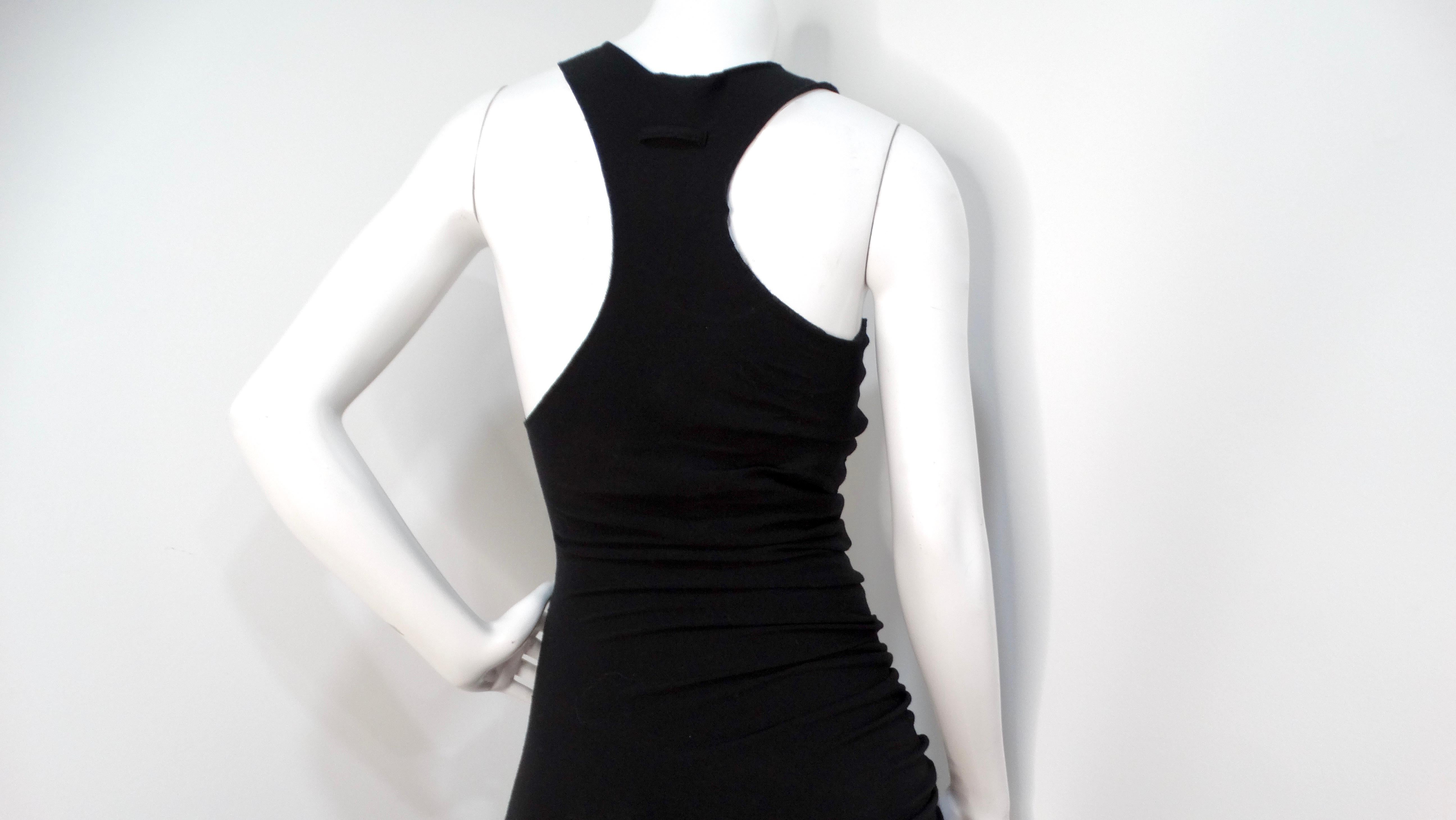 Das Jean Paul Gaultier Y2K Avant Garde Baumwoll-Maxikleid in Schwarz verkörpert eine exquisite Mischung aus Raffinesse und zeitgenössischem Stil, die es zu einem unverzichtbaren Bestandteil jeder modebewussten Garderobe macht. Das aus weicher,