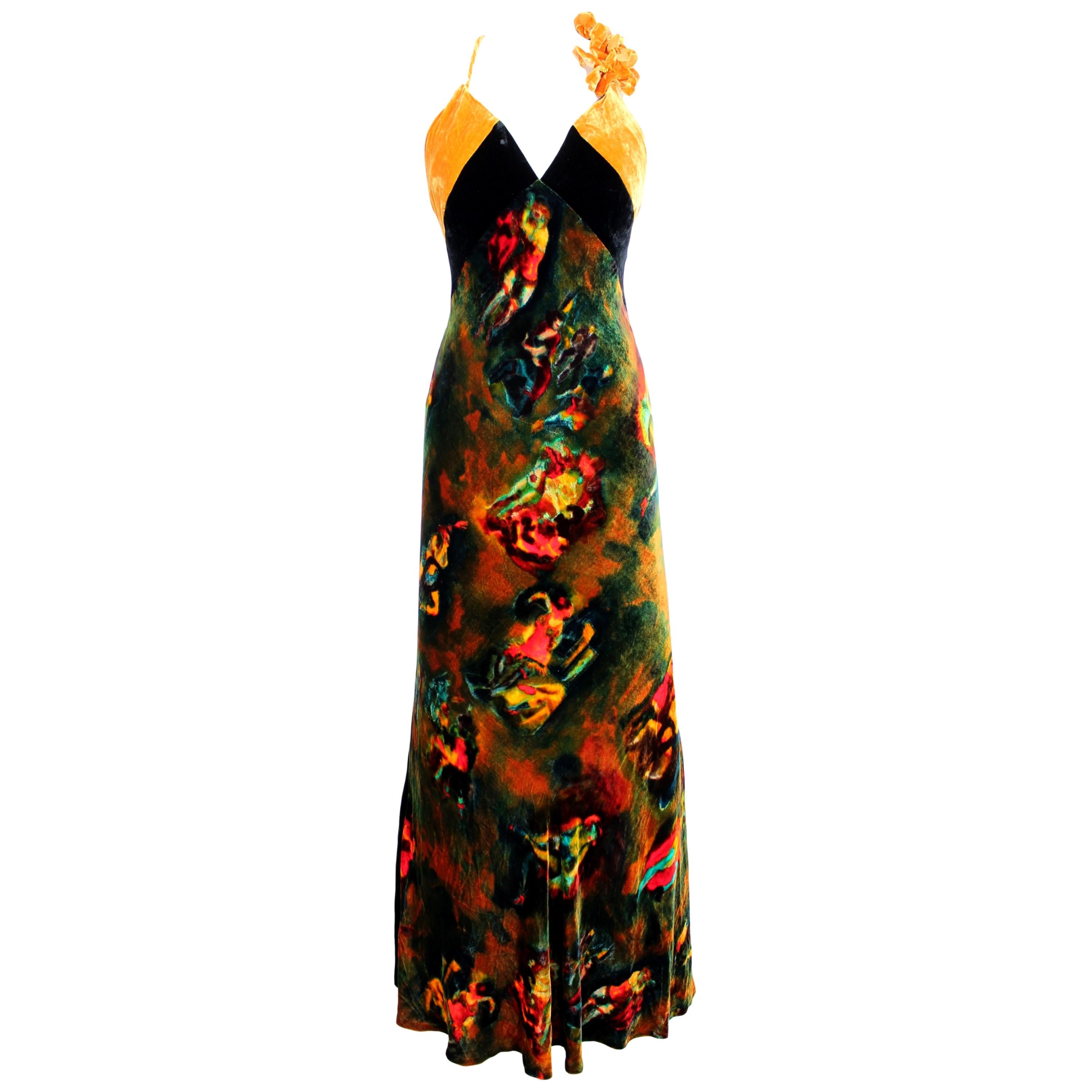 Robe de femme Jean Paul Gaultier Femme vintage des années 2000. Robe de soirée longue, ajustée au corps avec une queue sur la longueur. Noir et jaune moutarde avec des motifs de femmes japonaises dans des couleurs irisées allant du vert au rouge.