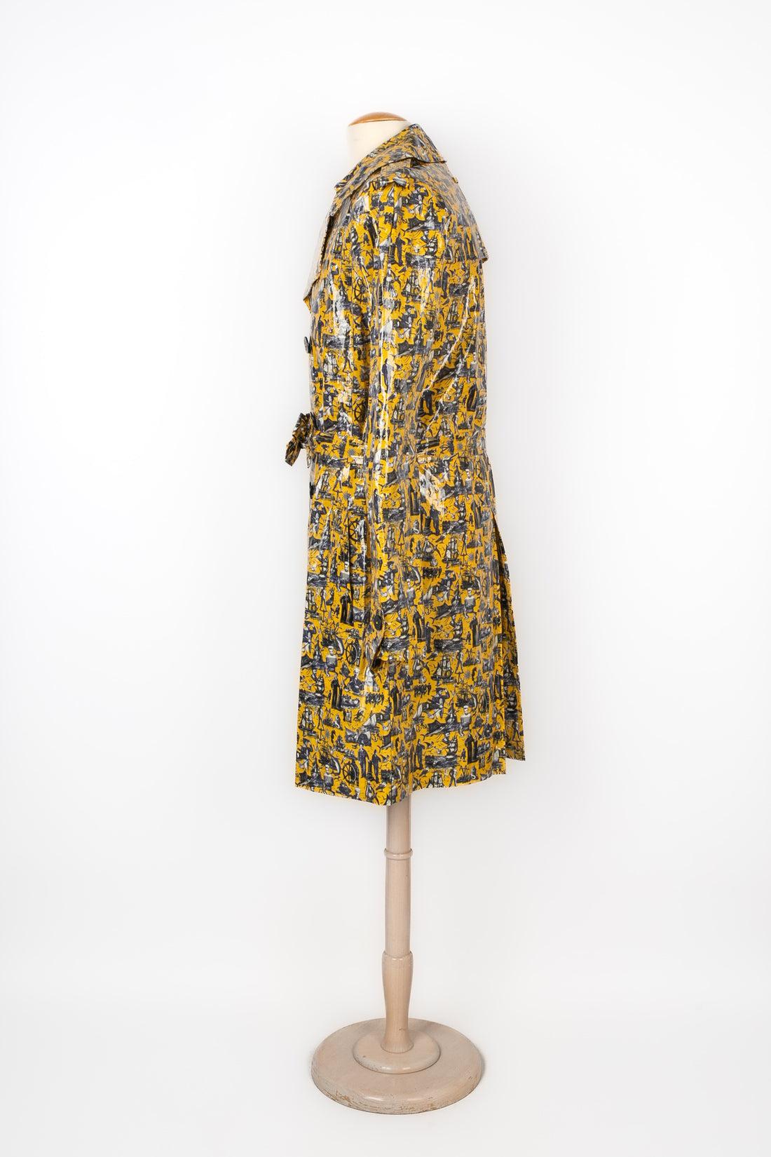 Jean-Paul Gaultier - (Fabriqué en Italie) Manteau en toile cirée jaune pour homme, style trench. Les labels de taille et de composition sont manquants.

Informations complémentaires :
Condit : Très bon état.
Dimensions : Largeur des épaules : 45 cm