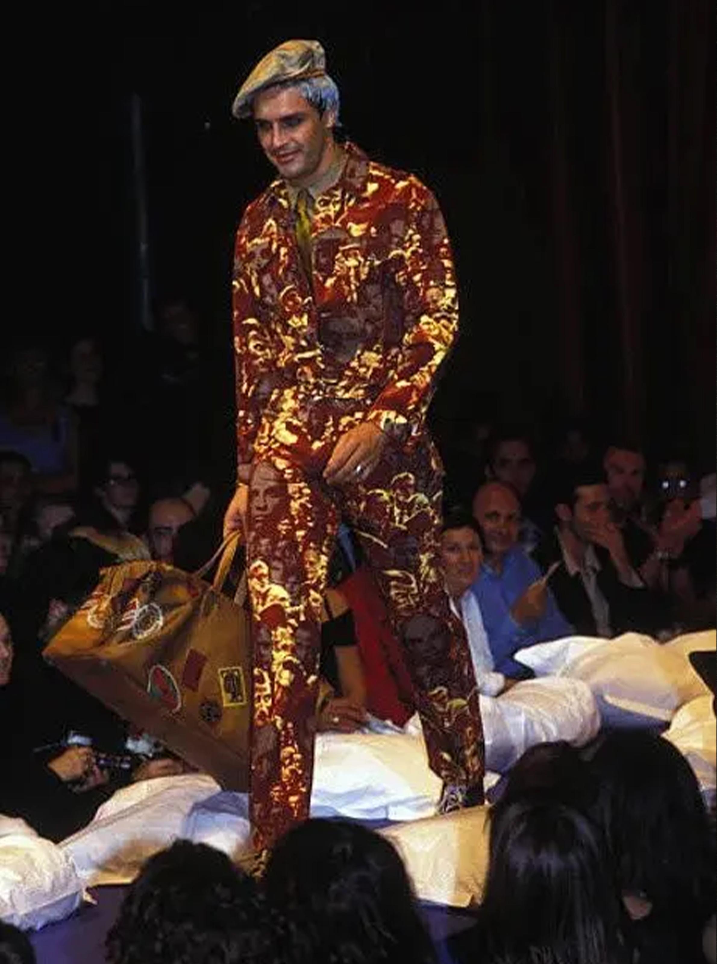 - Entworfen von Jean Paul Gaultier
- Herbst Winter 1992
- Gekürzte Denim-Weste
- Ikonische Gesichter Muster
- Verschluss mit Metallknöpfen
- V-Ausschnitt
- Sehr guter Zustand: fehlendes Kompositionsetikett
- Hergestellt in Italien
- Materialien: