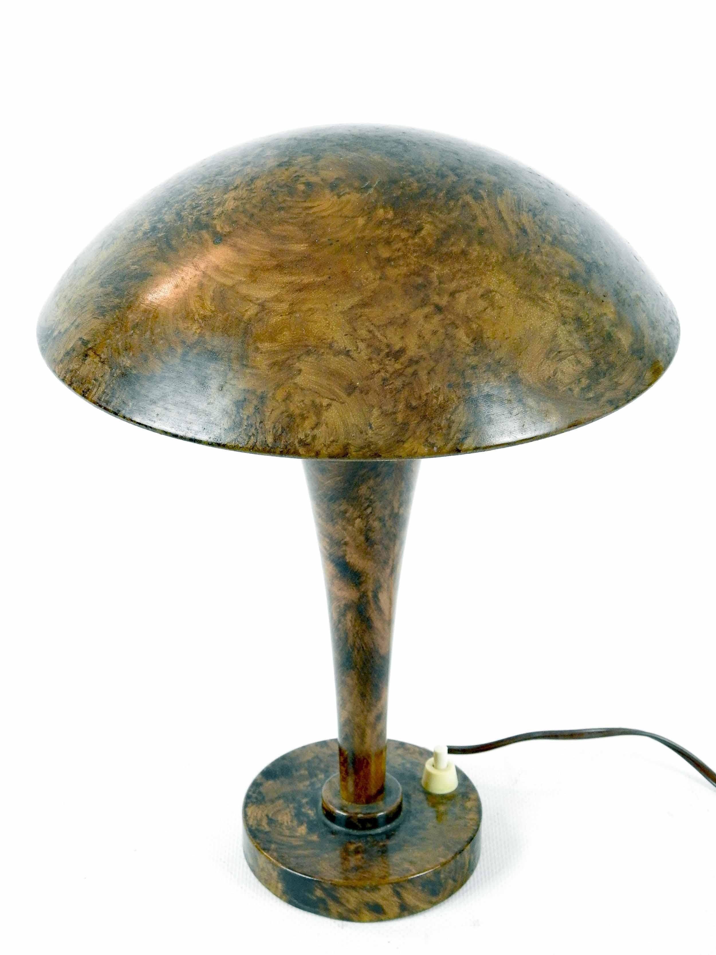 Jean Perzel (1892-1986) for Claude Lumière.
Desk lamp in burr-style lacquered metal, flared tubular legs and circular base, holophane glass topped with a lampshade.
Marked under the base.
 
