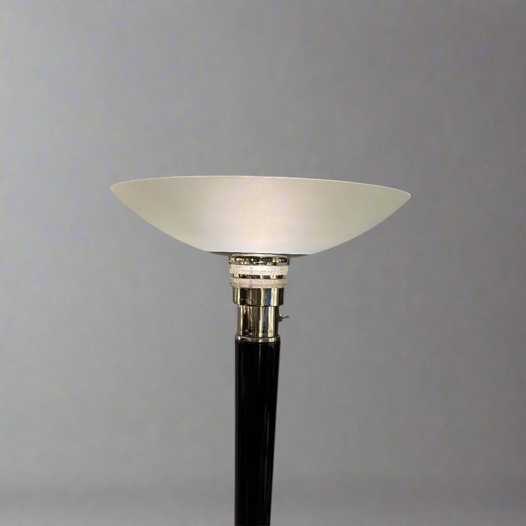 Lámpara de pie de estilo Art Déco diseñada por Jean Perzel en Francia hacia 1930. El soporte y el fuste circulares de laca negra tienen detalles de bronce niquelado y cristal tallado, e incorporan una gran pantalla de cristal esmerilado. La poderosa