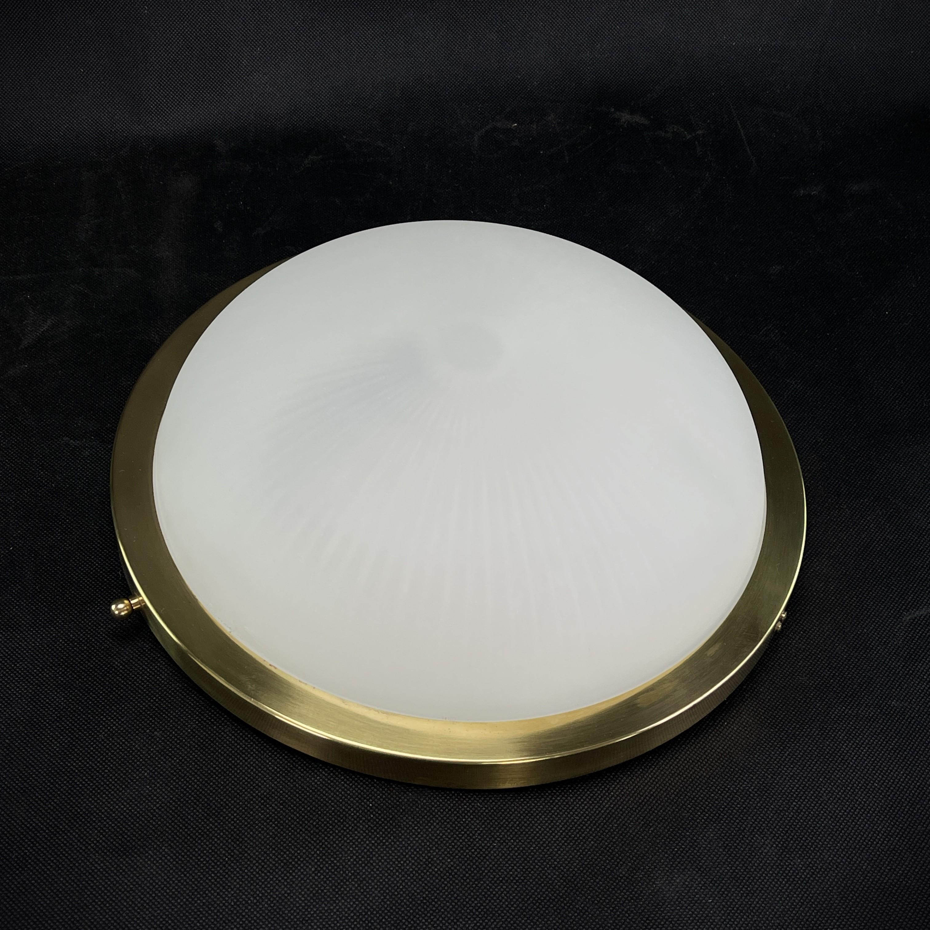 La lampe de luxe signée Perzel est une collection exquise d'éclairage design connue pour son style élégant, ses matériaux de haute qualité et son artisanat parfait. La marque Jean Perzel a été fondée à Paris en 1923 et s'est depuis forgée une