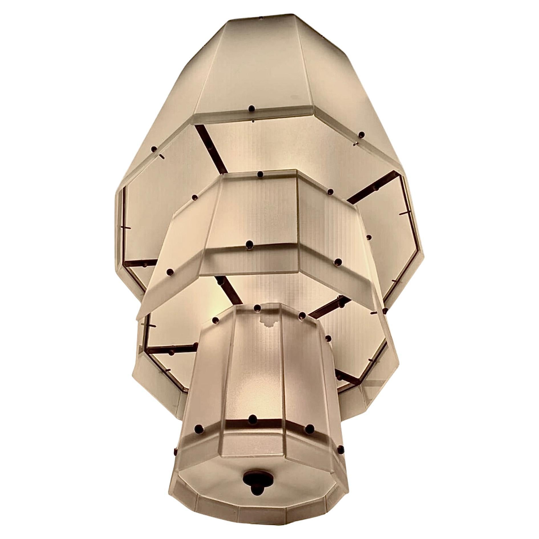 Questo lampadario mette in risalto un pezzo iconico di Jean Perzel, un famoso designer celebrato per il suo contributo pionieristico all'illuminazione. Il pezzo mette in mostra la meticolosa lavorazione artigianale e l'estetica raffinata di Perzel,