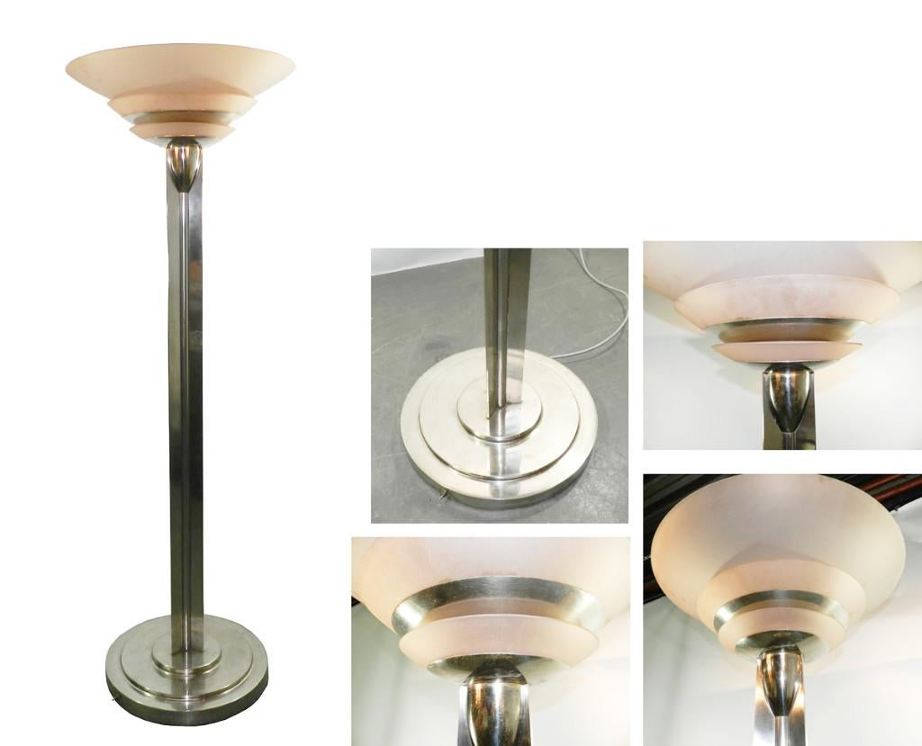 Jean Perzel, rare floor lamp, model 32, in nickel-plated bronze and salmon-pink crystal. Very rare, only a few collectors and the Musée d'Art Moderne de la Ville de Paris own this model. 