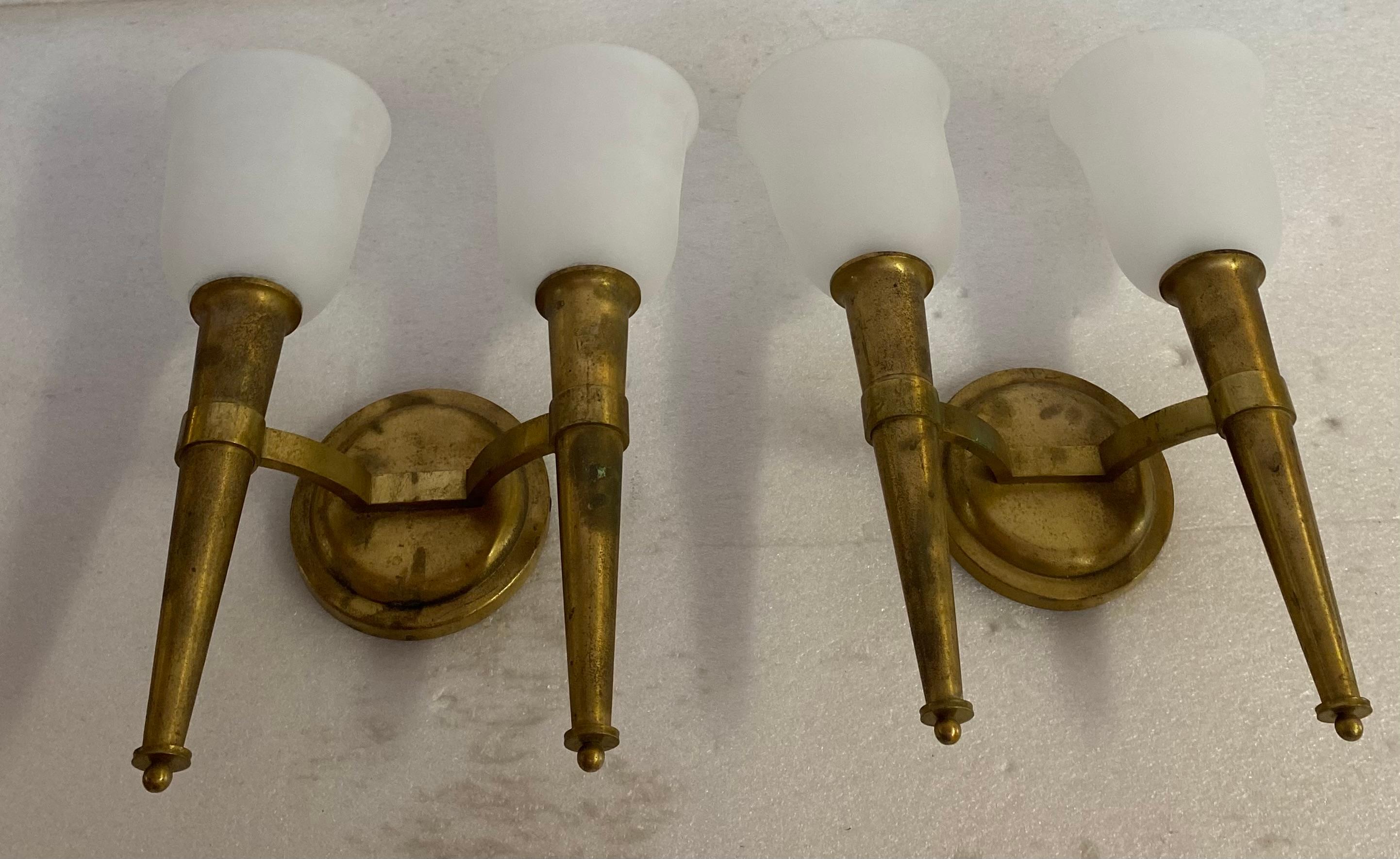 Jean PERZEL (1892 – 1986) “Model 909” known as “flambeau” Circa 1950 
Pair of gilded brass wall lights with two tapered light arms made up of frosted glass reflectors .
 Signed “Perzel”. 
36 x 30 x 22 cm 
(oxidation and wear)
Price including