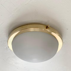 Plafonnier rond en laiton signé Jean Perzel, vers 1930, France.