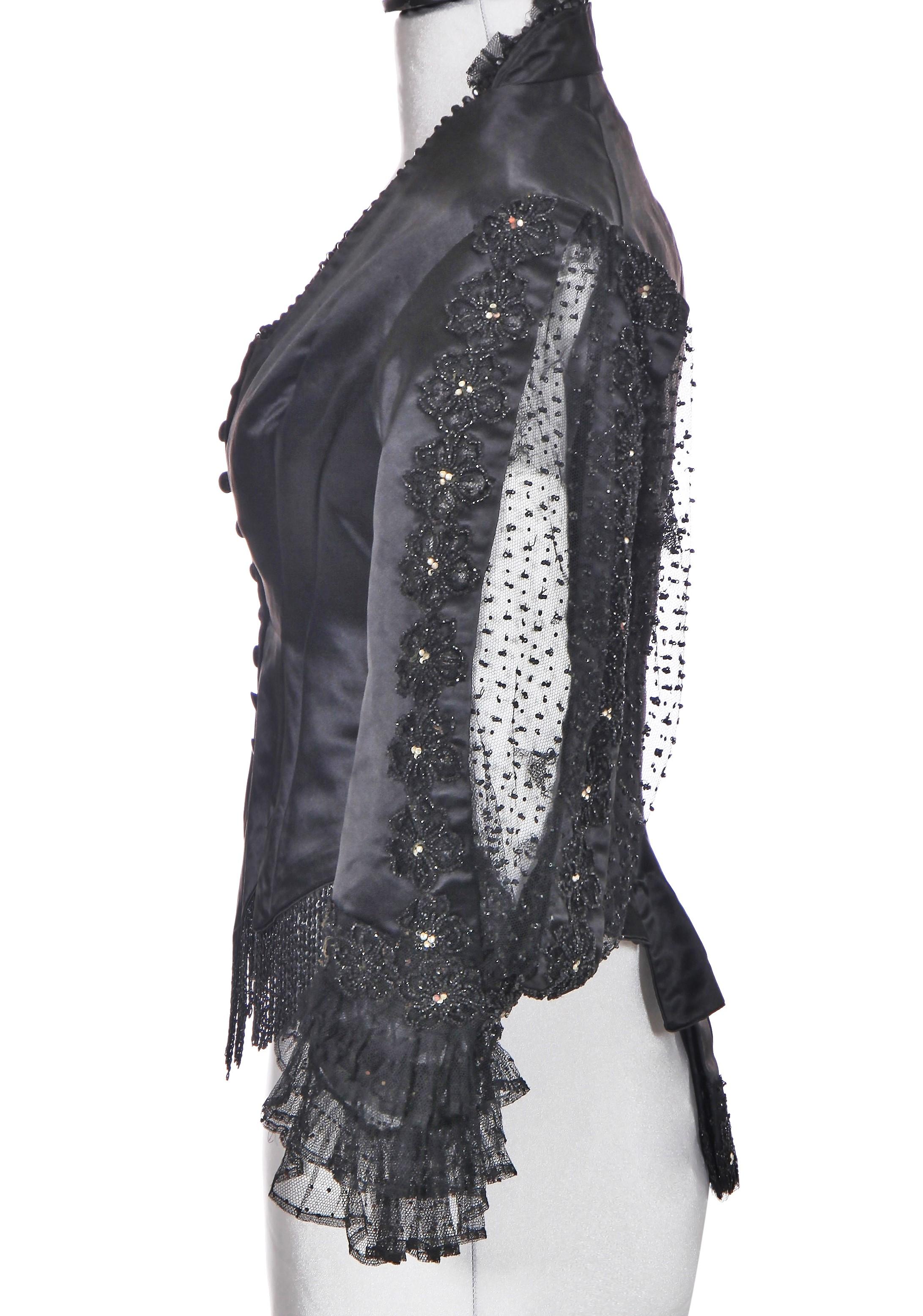 Circa 1890

France

Corsage de jour en satin de soie noir de Jean-Philippe Worth de la célèbre maison de couture parisienne. Doté de onze fanions en os de baleine, d'une encolure carrée avec boutons assortis et de manches longues avec bouffants en