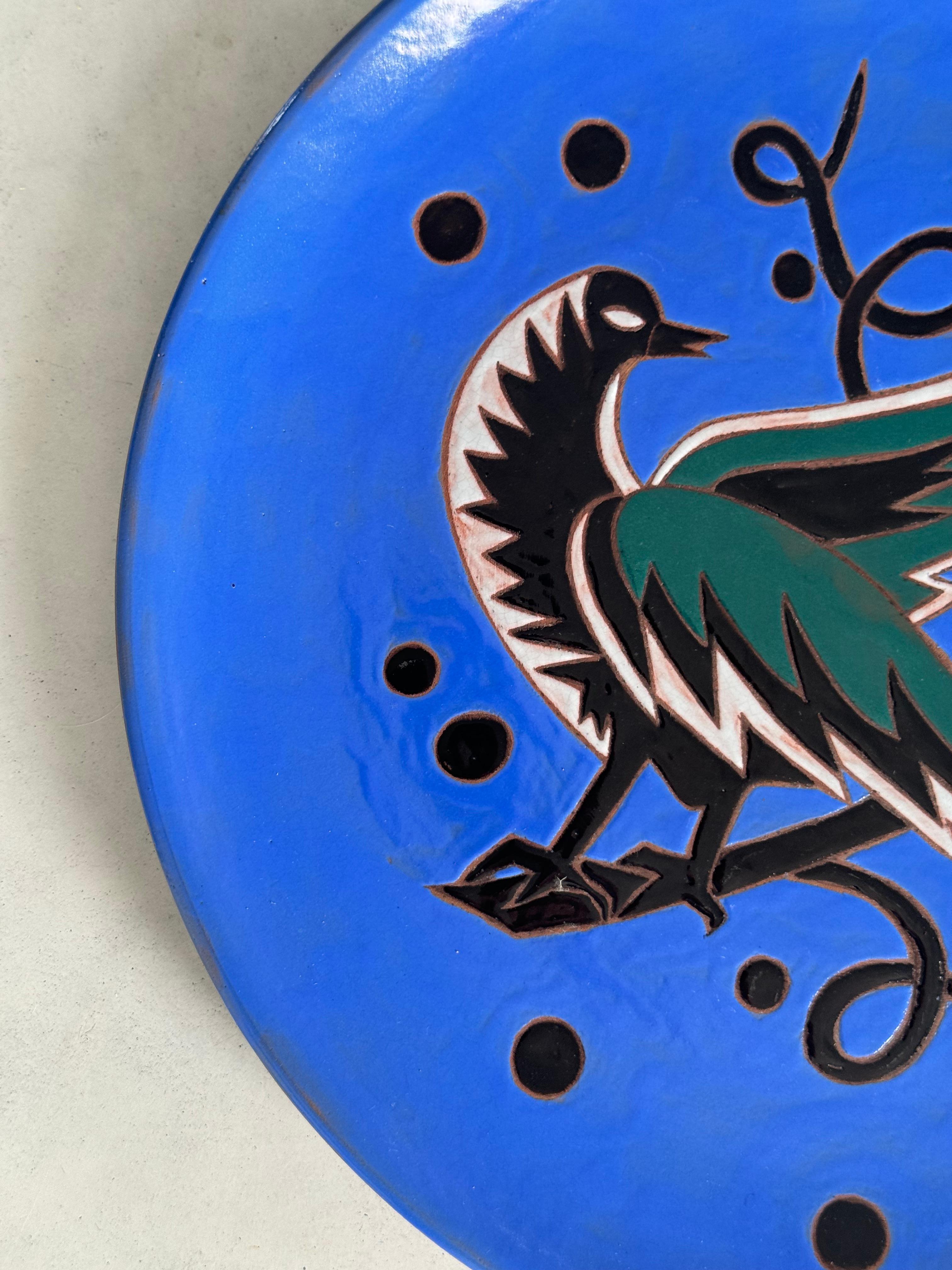 Riesige Keramikschale aus den Töpferwerkstätten von Sant-Vicens in Perpignan (Südfrankreich).

Zeichnung von Jean Picart Le Doux.

 Schwarzer und grüner stilisierter Vogel auf einem intensiv blauen Hintergrund.

Limitierte Serie von 50 Exemplaren,