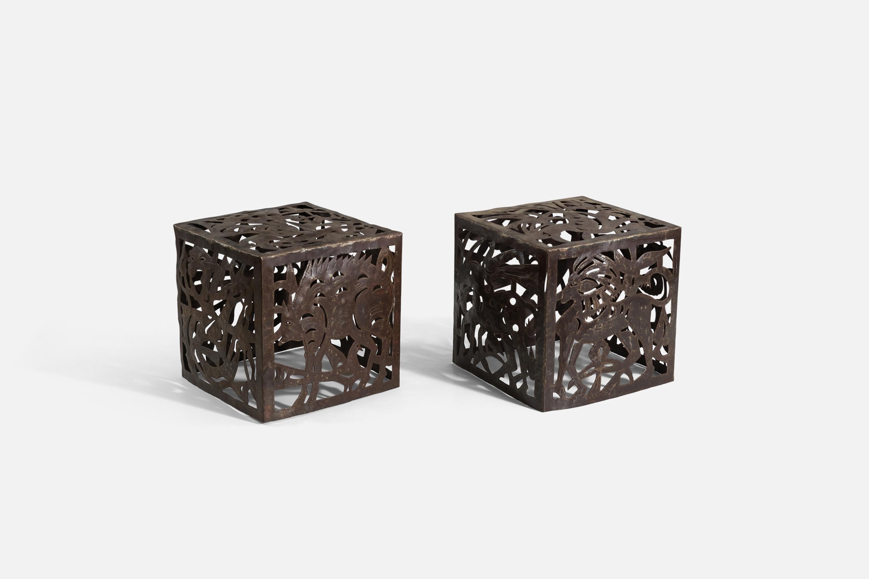 Une paire de deux tables d'appoint / tables de bout en acier, produites par Jean Pierre Bernard. Haïti, années 1960. Acquis par Harvey Probber Furniture.