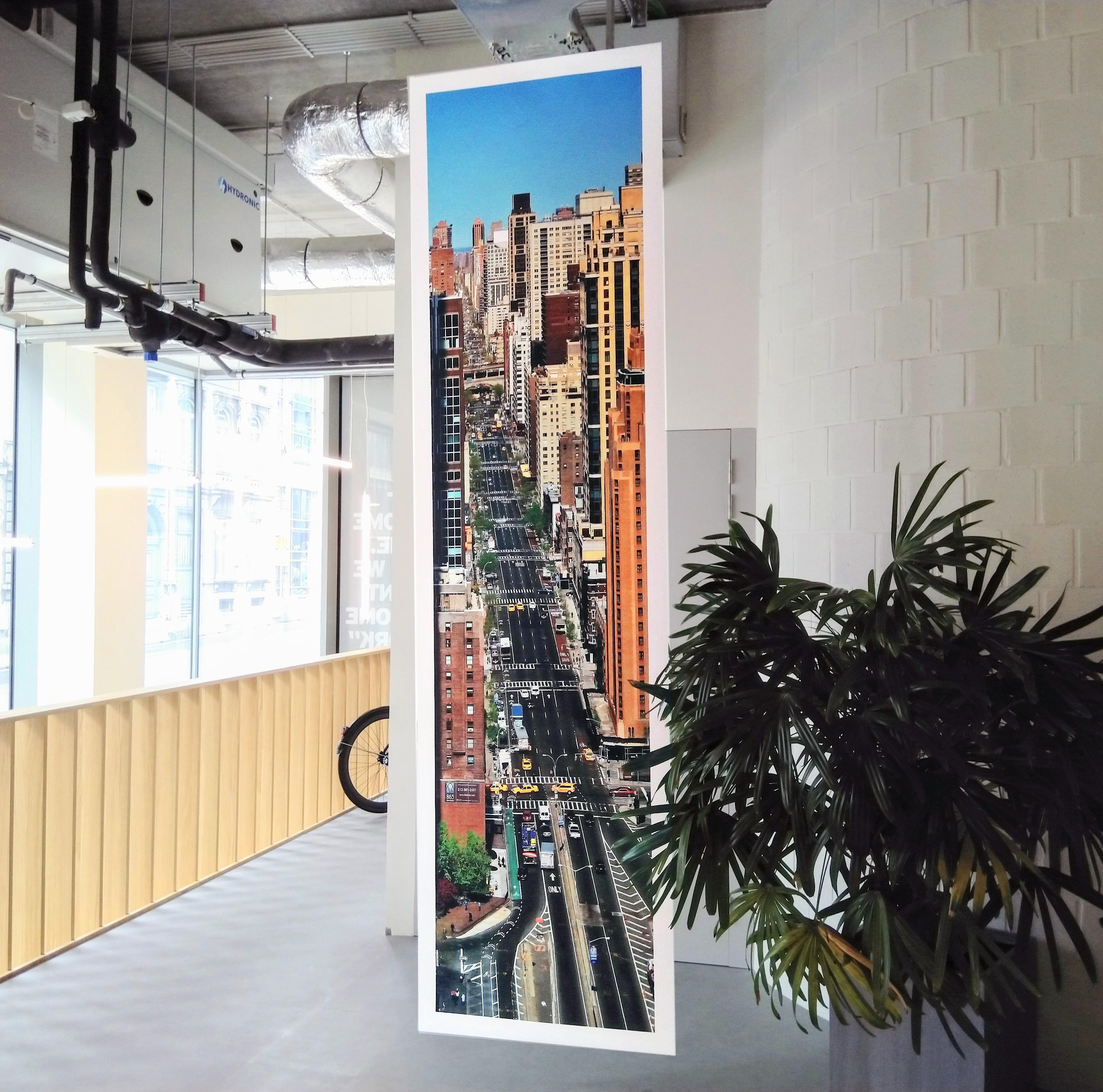 Batmans Ansicht der 1st Avenue von New York City  Erwähnenswert  Farbfotografie in Form von Panoramik im Angebot 1