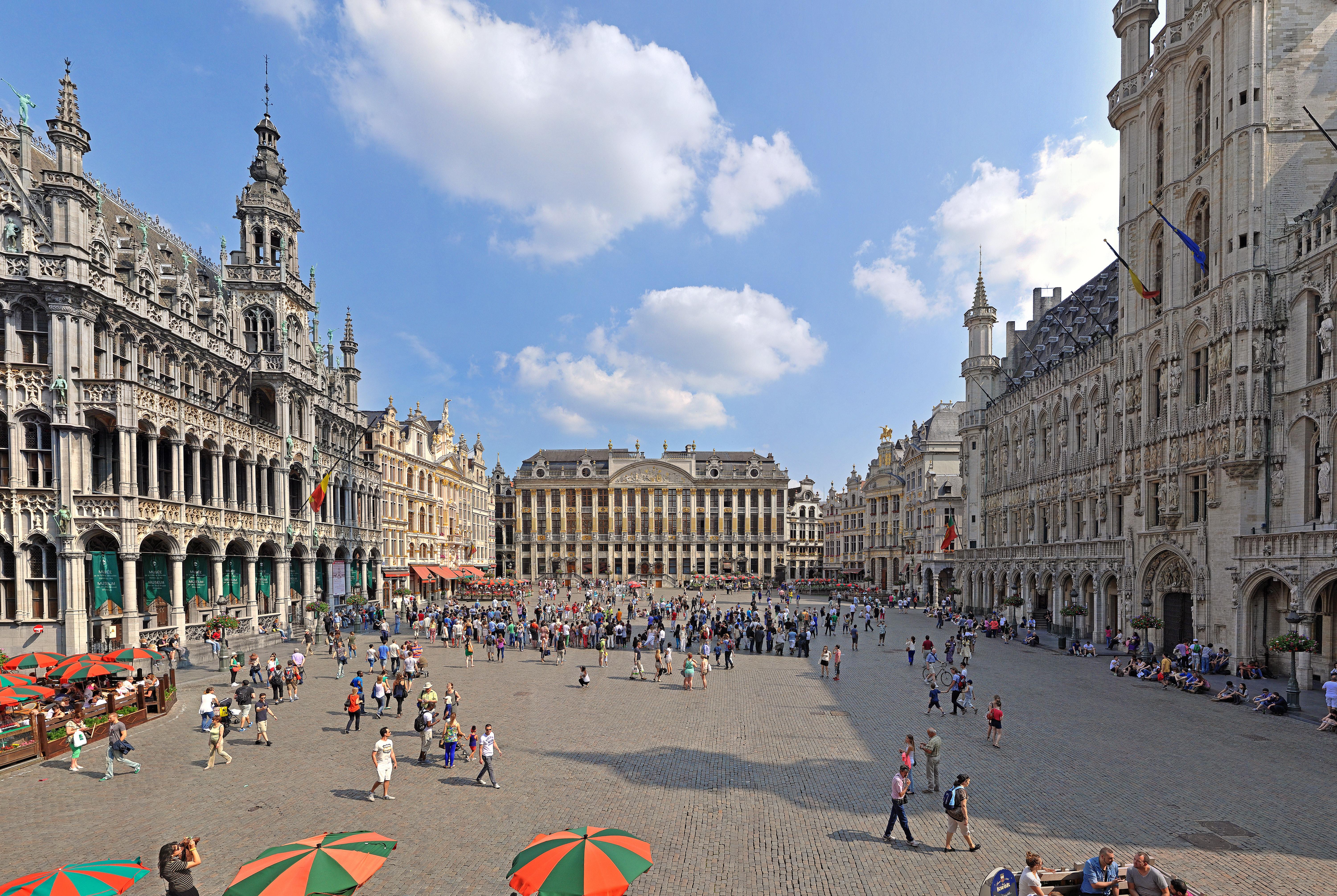 Color Photograph Jean Pierre De Neef - Bruxelles Grand'Place - Été 2013 - Photographie panoramique contemporaine en couleurs