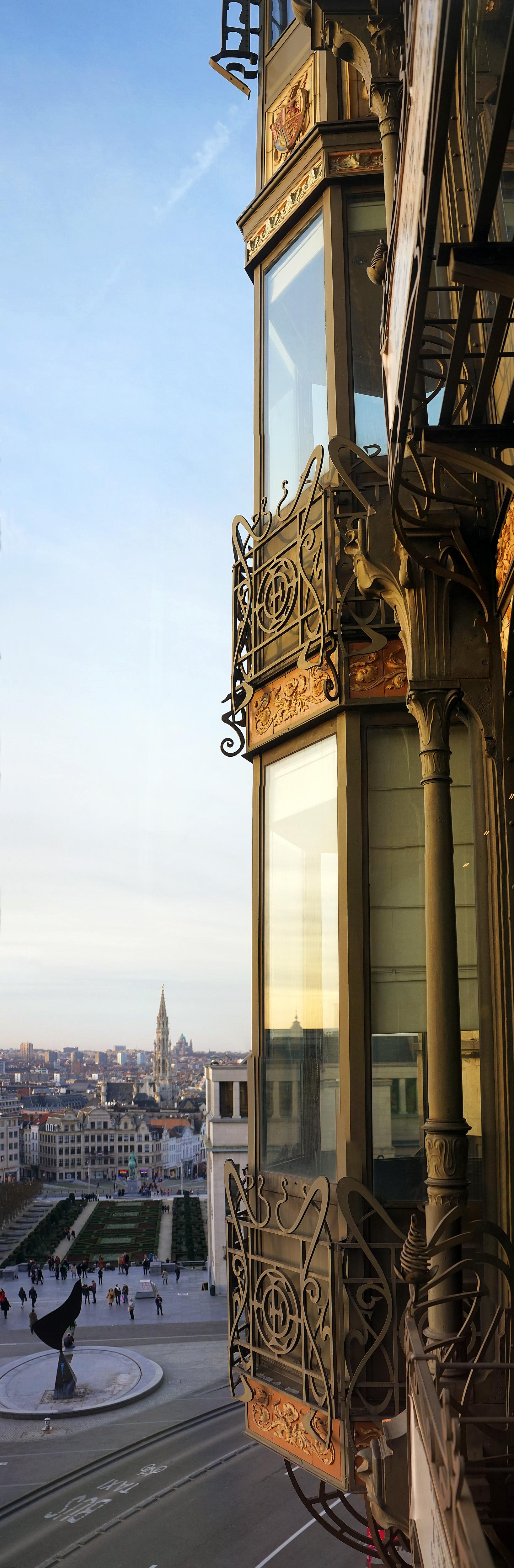 Color Photograph Jean Pierre De Neef - Skyline de Bruxelles provenant d'un musée de musique - Photographie Panoramie contemporaine couleur