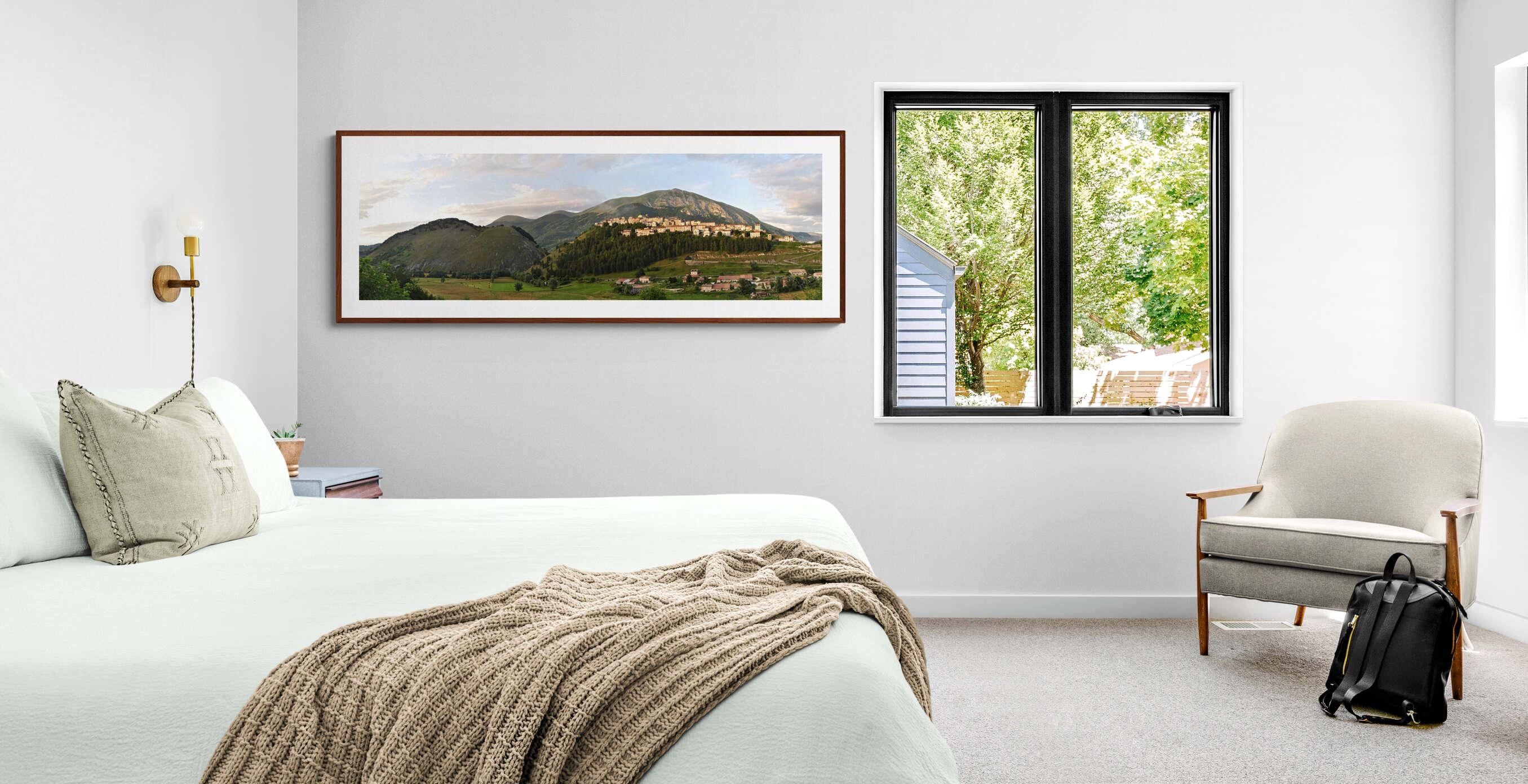 Opi - village d'Abruzzo, Italie  -  Contemporain  Photographie couleur Panoramic - Noir Color Photograph par Jean Pierre De Neef
