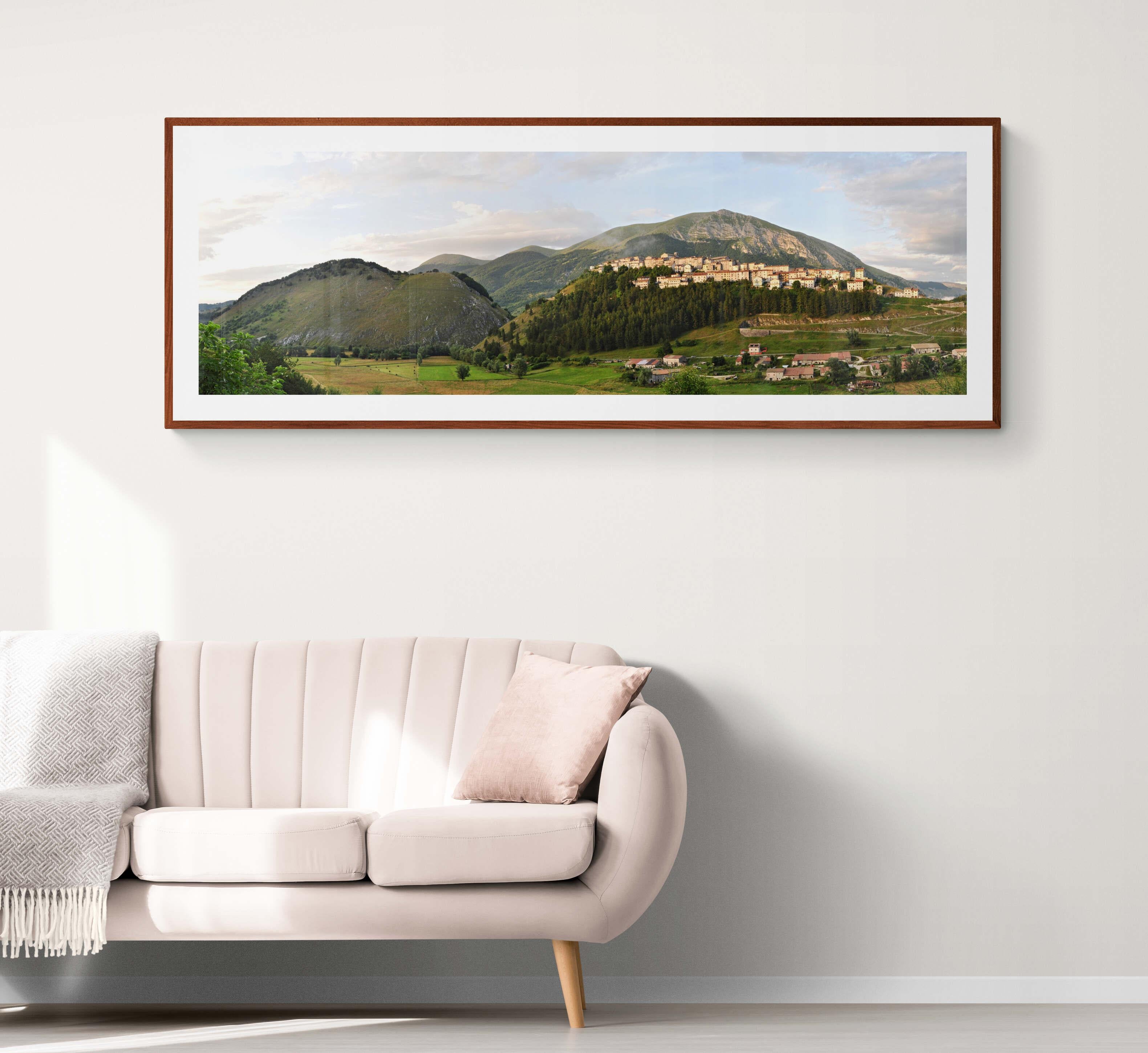 Opi - village d'Abruzzo, Italie  -  Contemporain  Photographie couleur Panoramic en vente 1