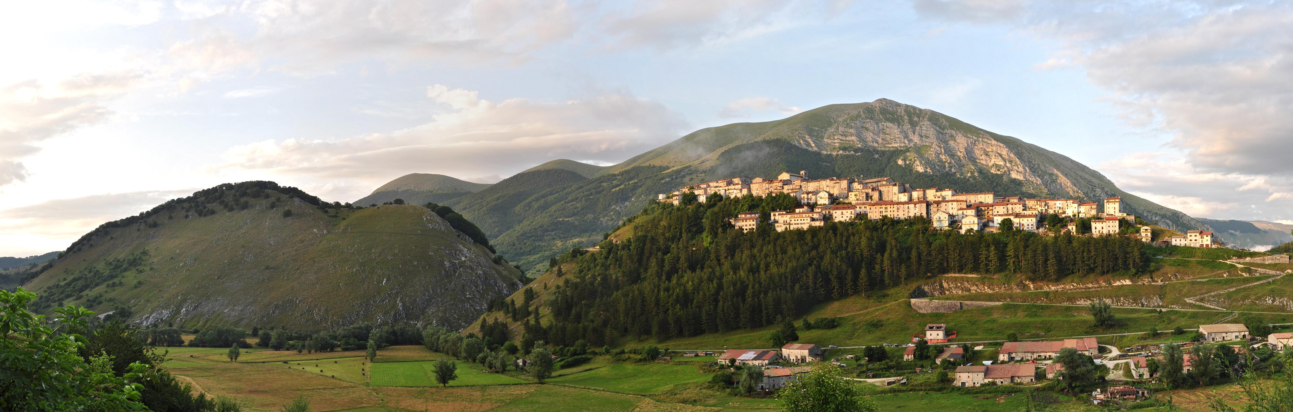 Opi – Dorf aus Abruzzo – Italien  -  Zeitgenössisch  Farbfotografie in Form von Panoramik