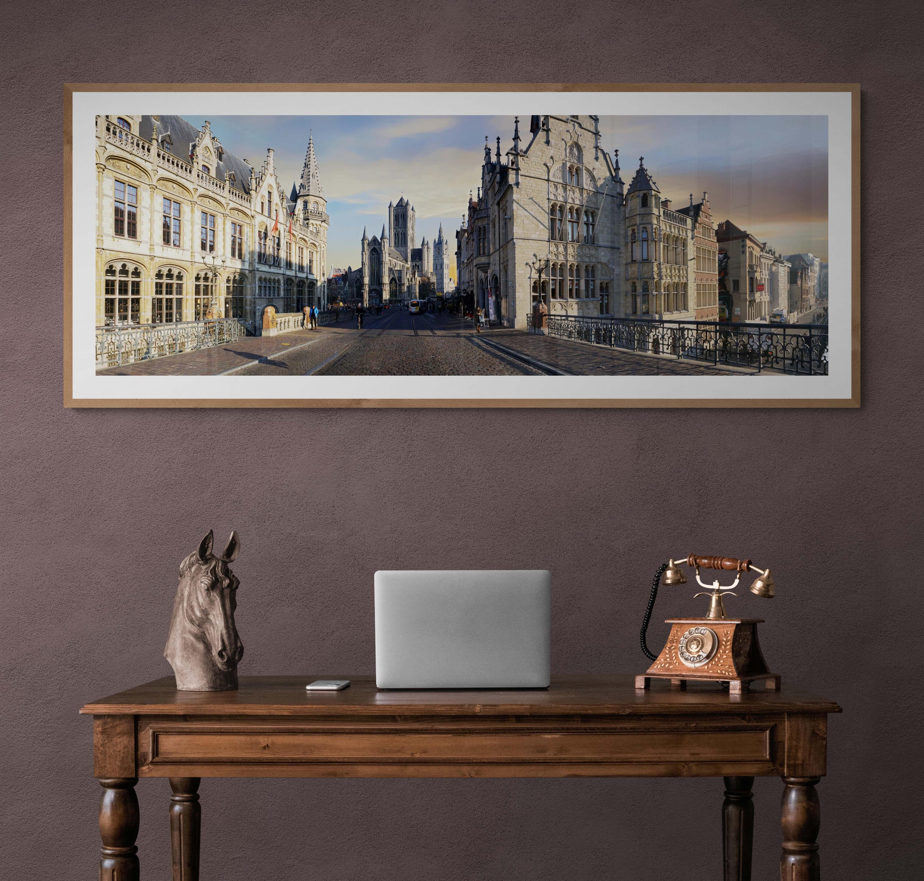 Le centre de la ville de Gand (BE) - (Pologne) - Photographie contemporaine en couleur Panoramic en vente 1