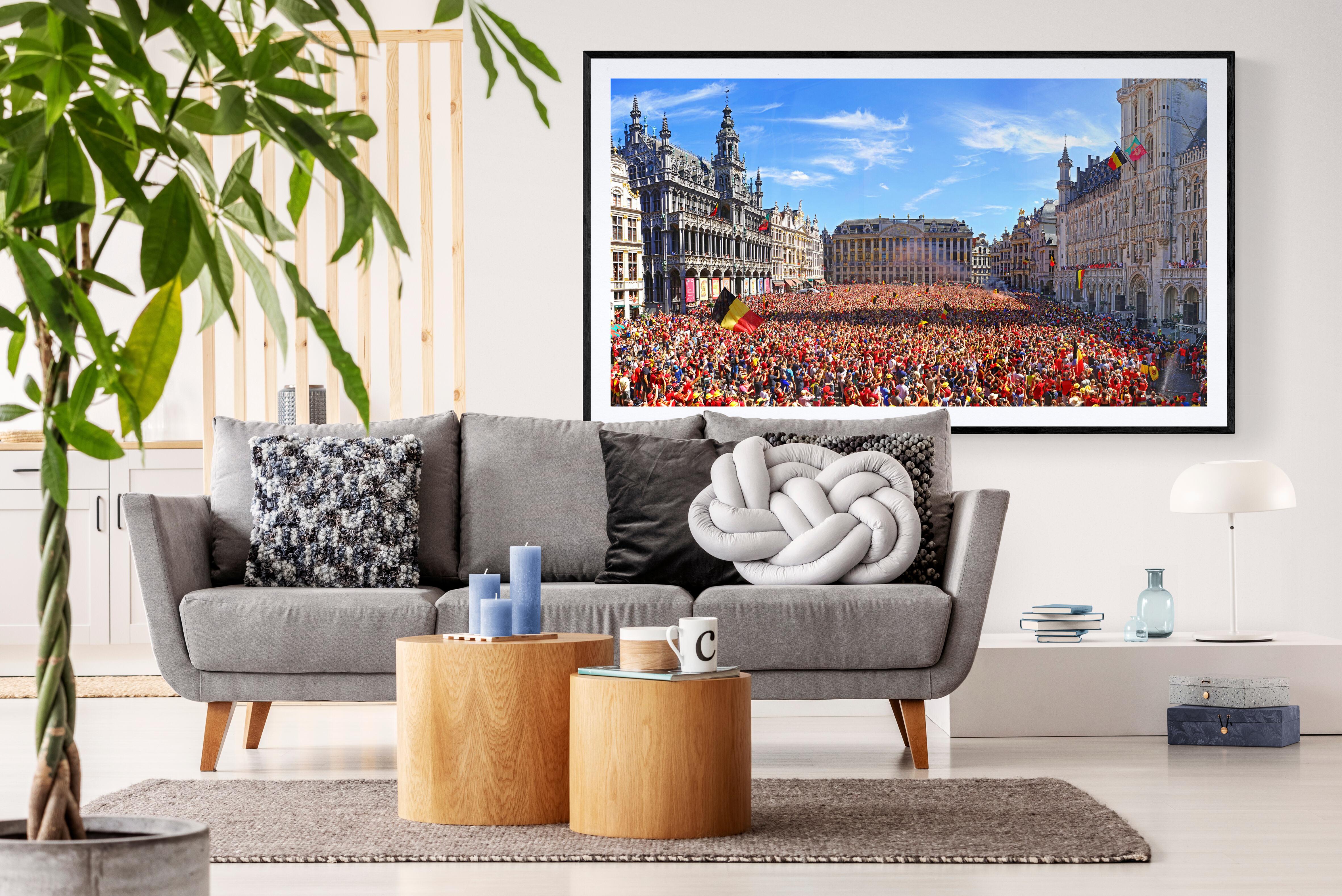 Waar is da feestje ? Brussels 2018 - Contemporary Color Photography For Sale 1