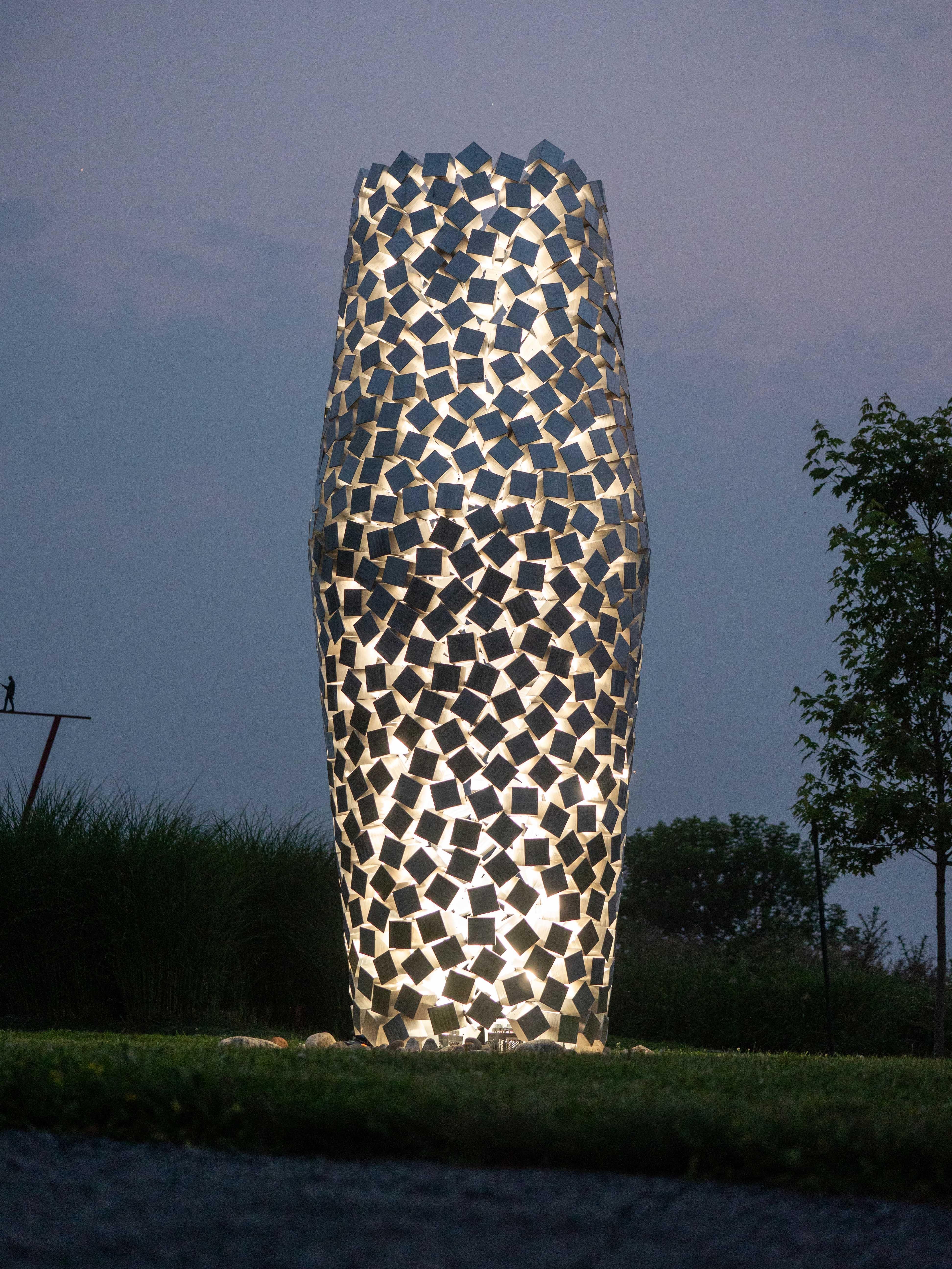 Cones 690 cm de haut, sculpture d'extérieur géométrique abstraite en aluminium poli en vente 4