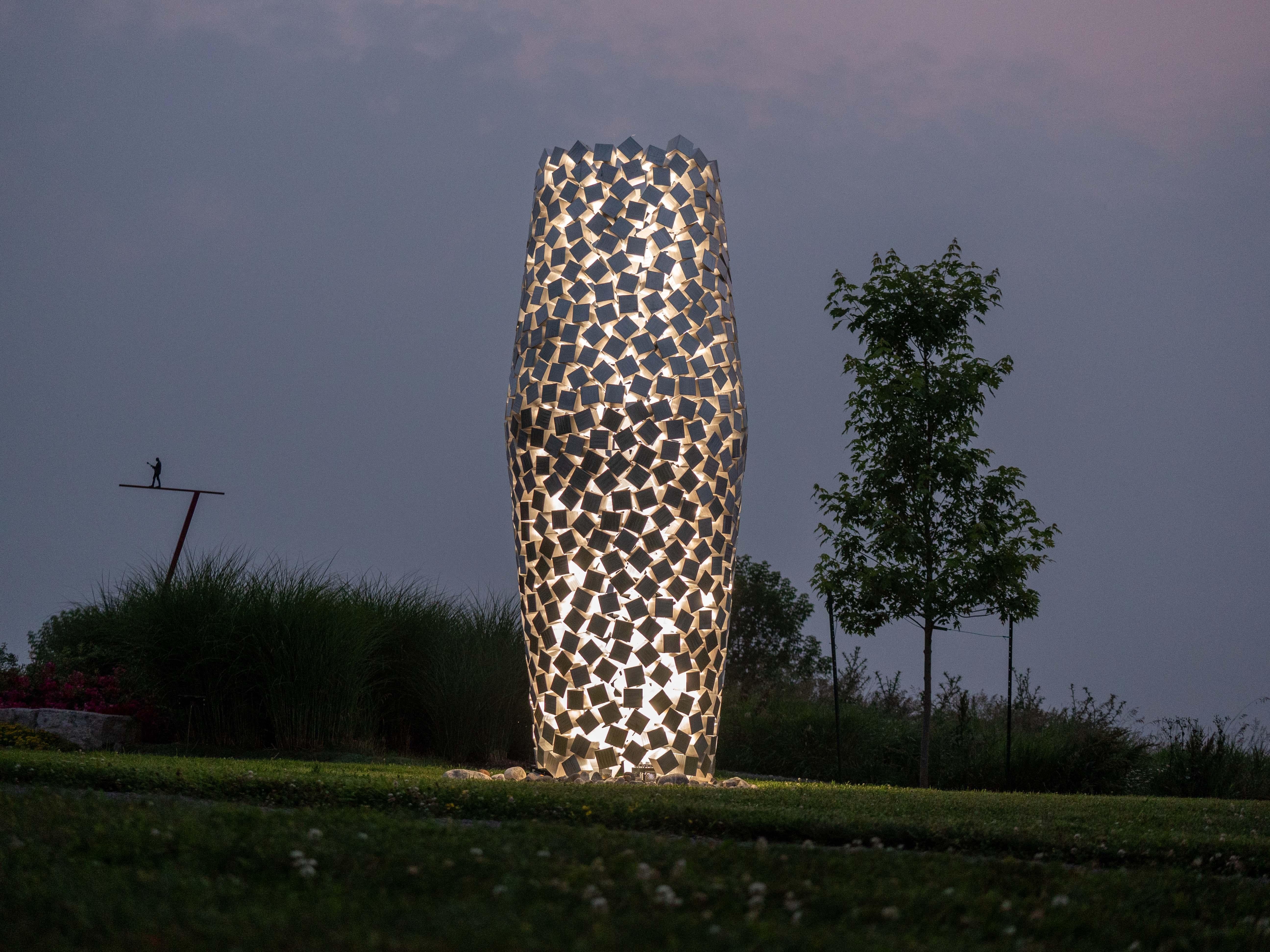 Cones 690 cm de haut, sculpture d'extérieur géométrique abstraite en aluminium poli en vente 5