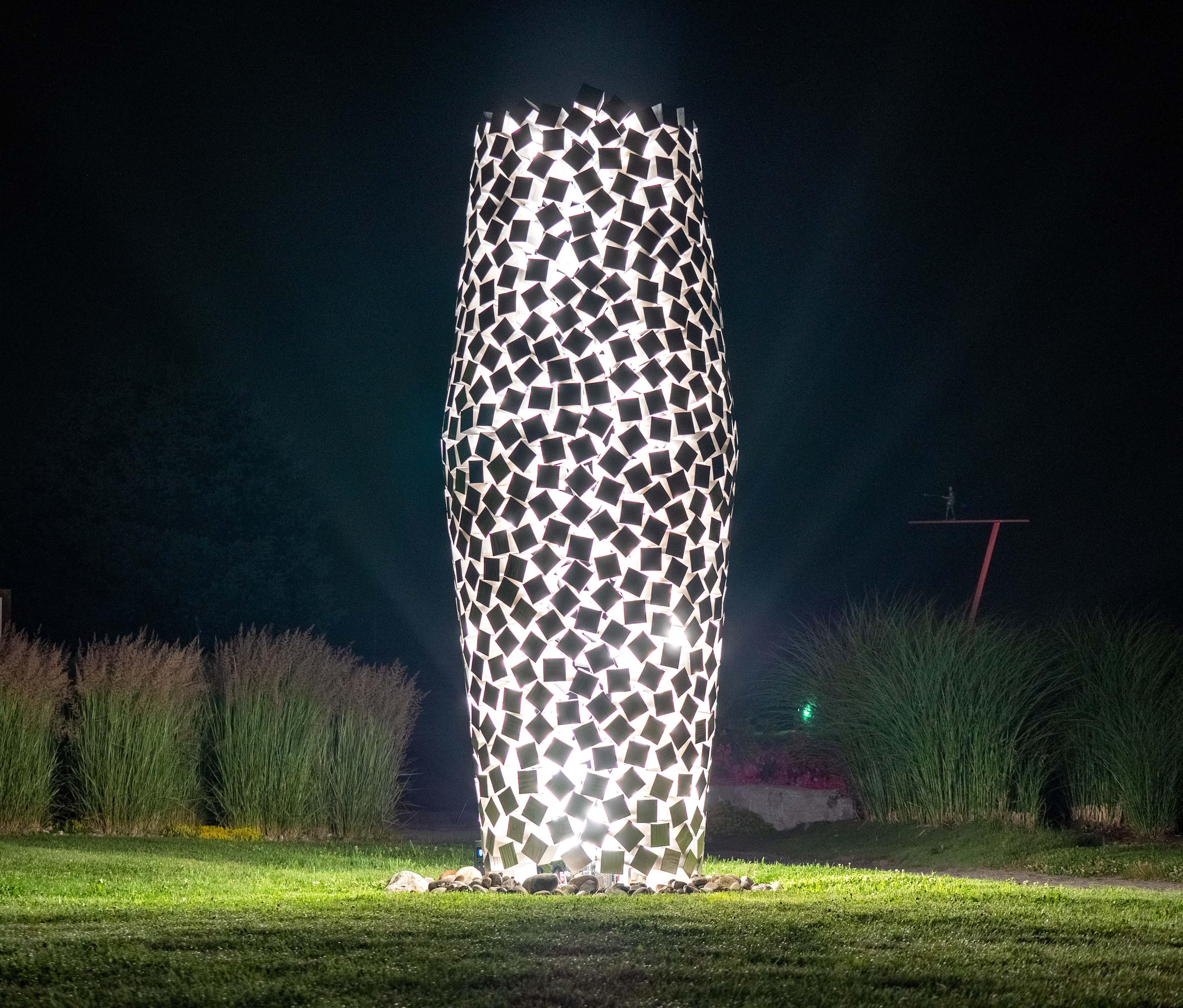 Cones 690 cm de haut, sculpture d'extérieur géométrique abstraite en aluminium poli en vente 7