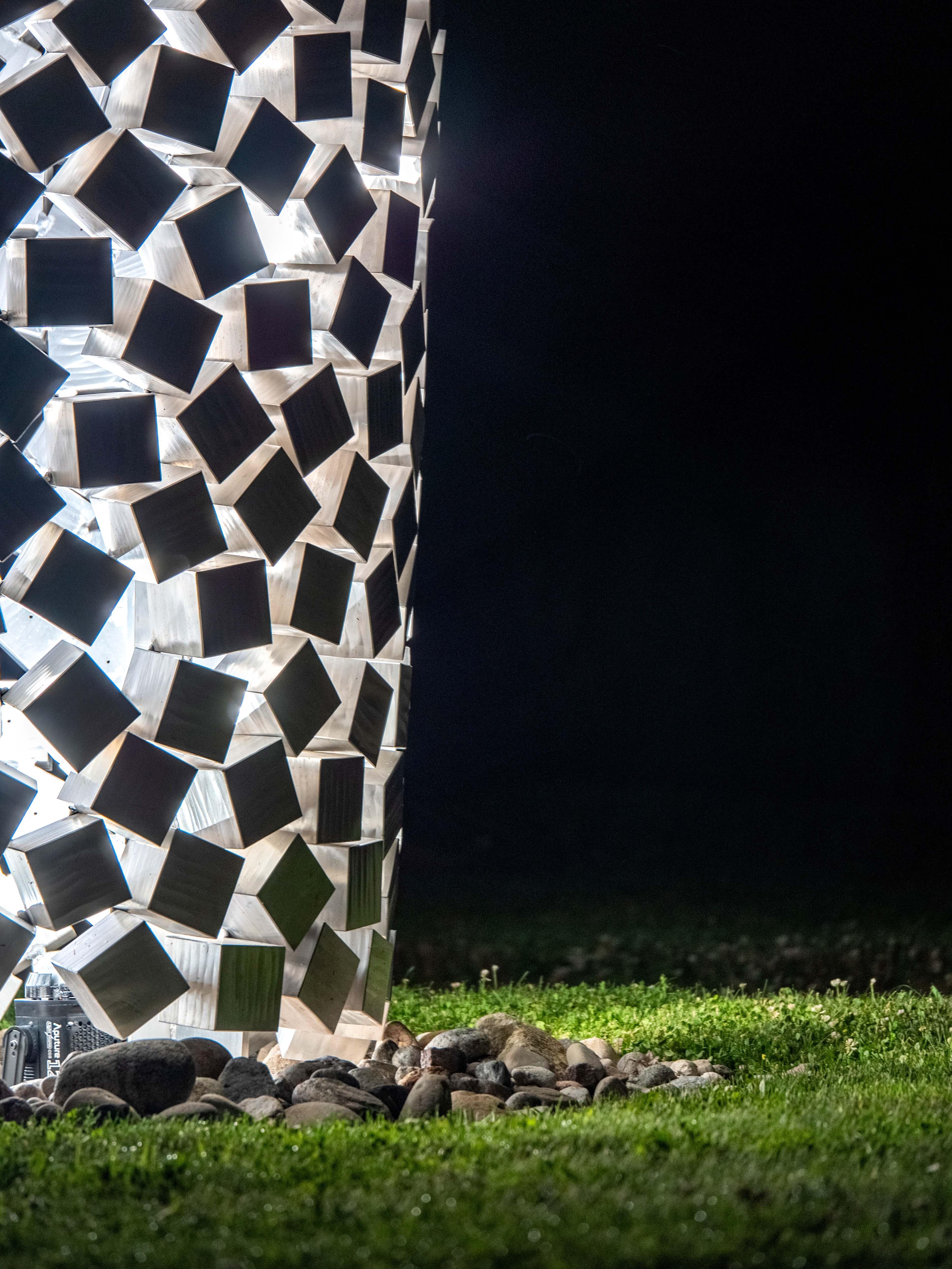 Cones 690 cm de haut, sculpture d'extérieur géométrique abstraite en aluminium poli en vente 9