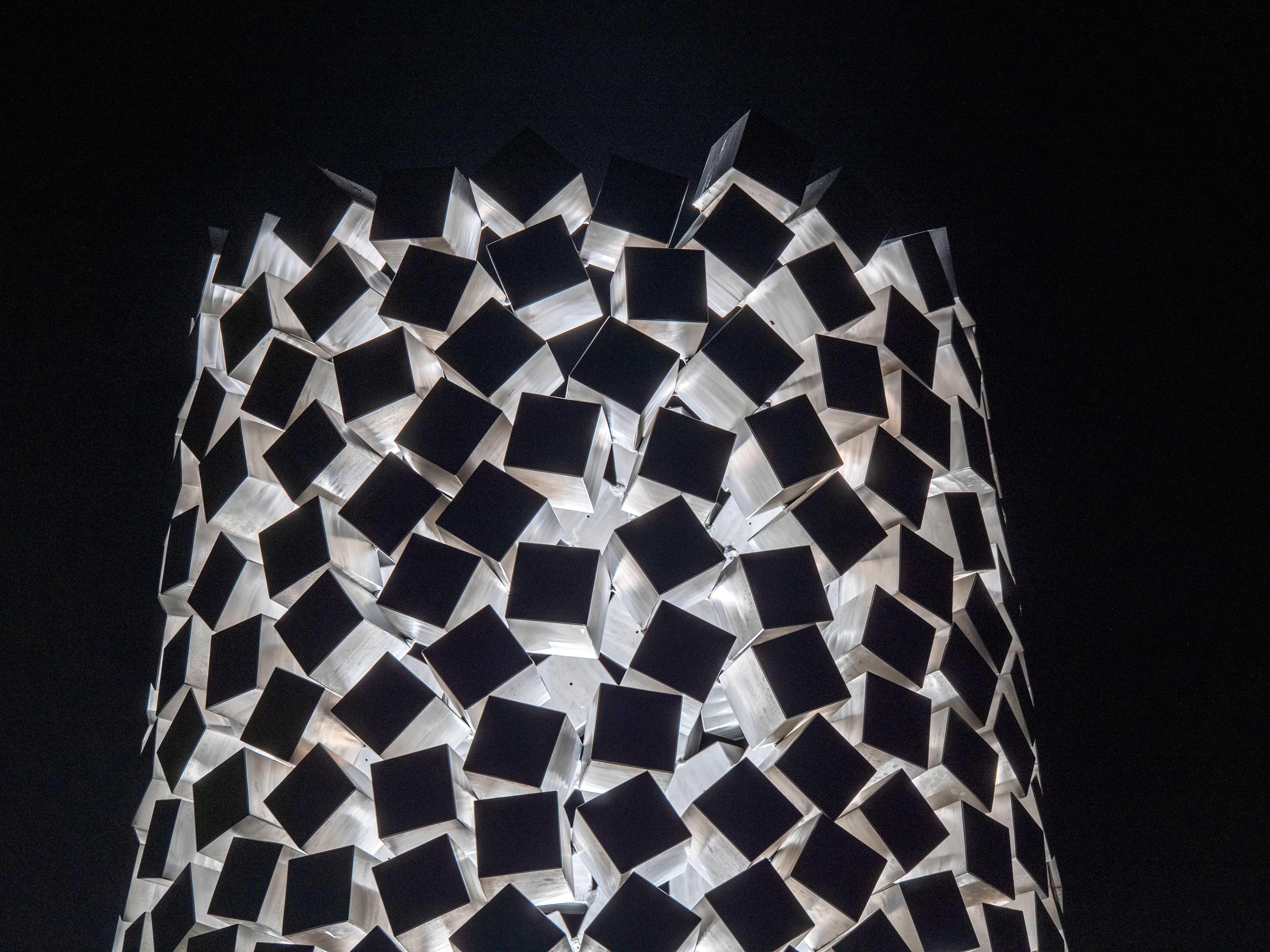 Cones 690 cm de haut, sculpture d'extérieur géométrique abstraite en aluminium poli en vente 10