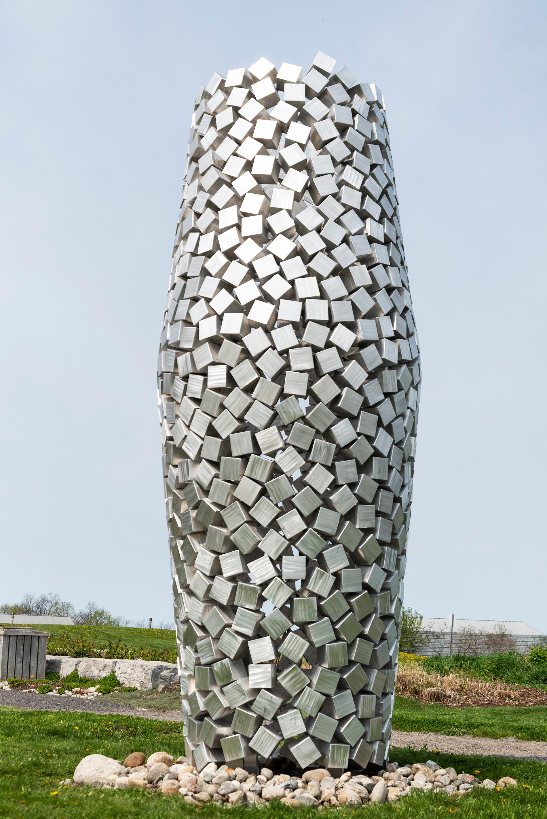 Cones 690 cm de haut, sculpture d'extérieur géométrique abstraite en aluminium poli - Sculpture de Jean-Pierre Morin