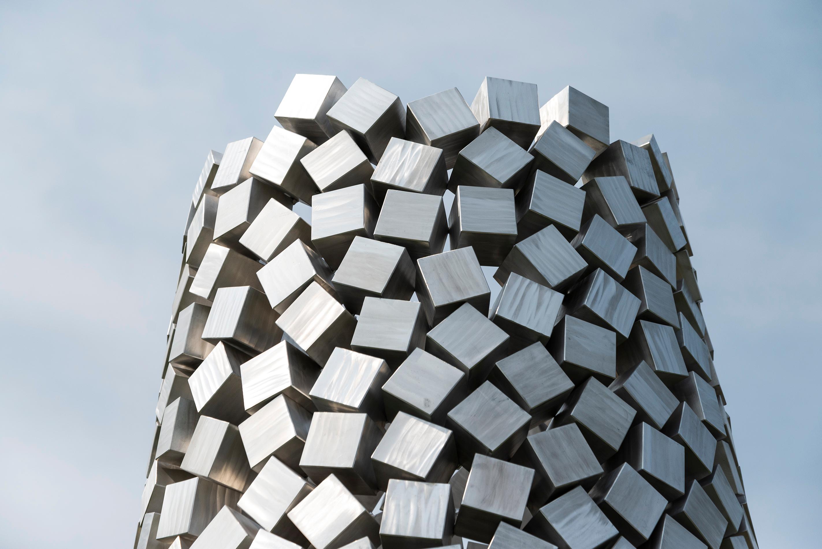 Kegel 690 - hohe, geometrische abstrakte Skulptur aus poliertem Aluminium für den Außenbereich (Abstrakt), Sculpture, von Jean-Pierre Morin, RCA