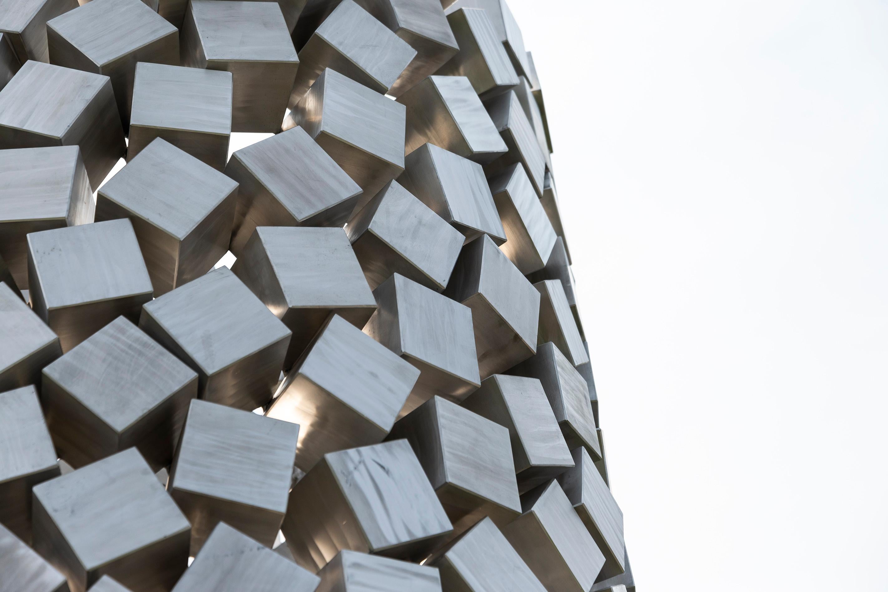 Cones 690 cm de haut, sculpture d'extérieur géométrique abstraite en aluminium poli en vente 1