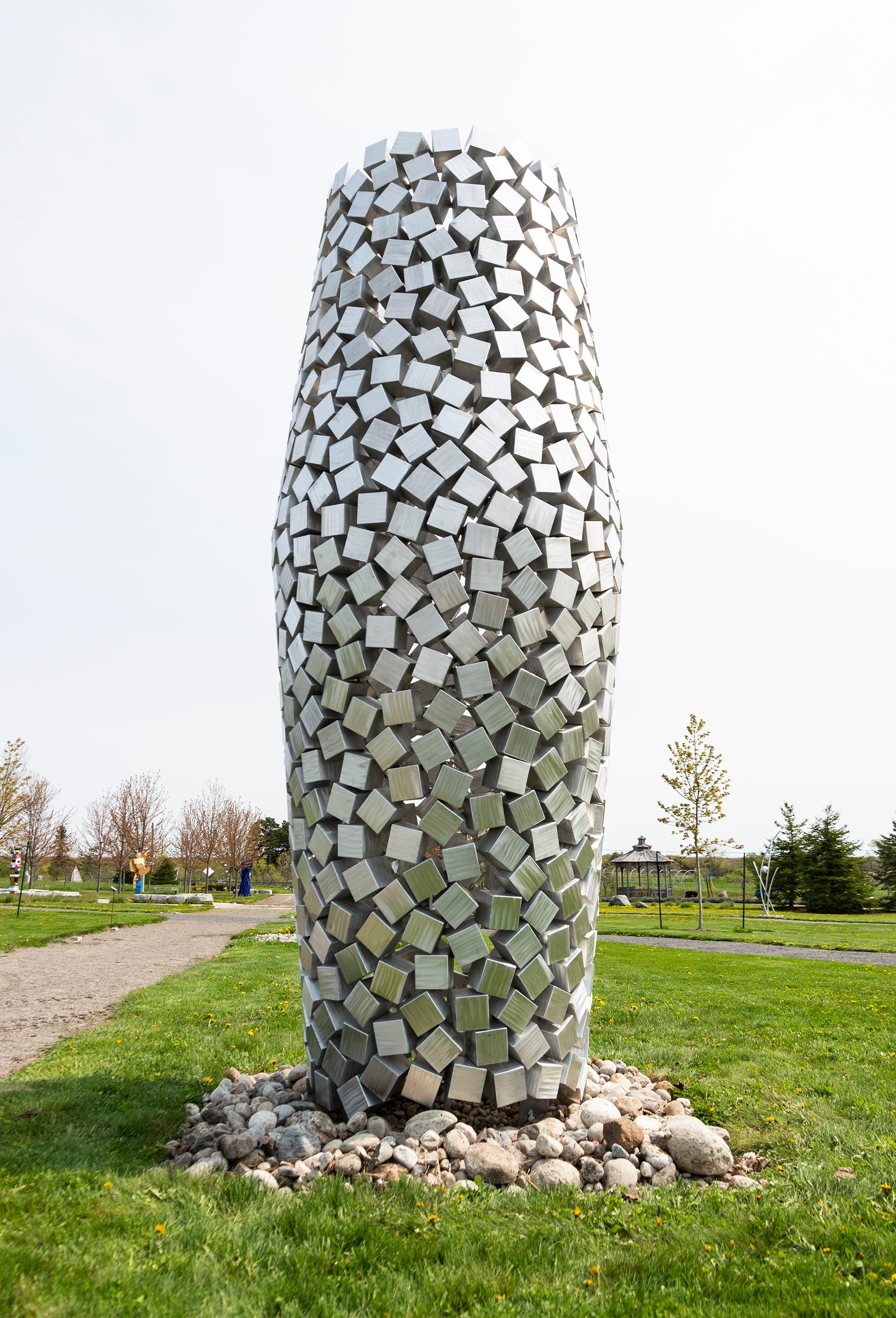 Cones 690 cm de haut, sculpture d'extérieur géométrique abstraite en aluminium poli en vente 2