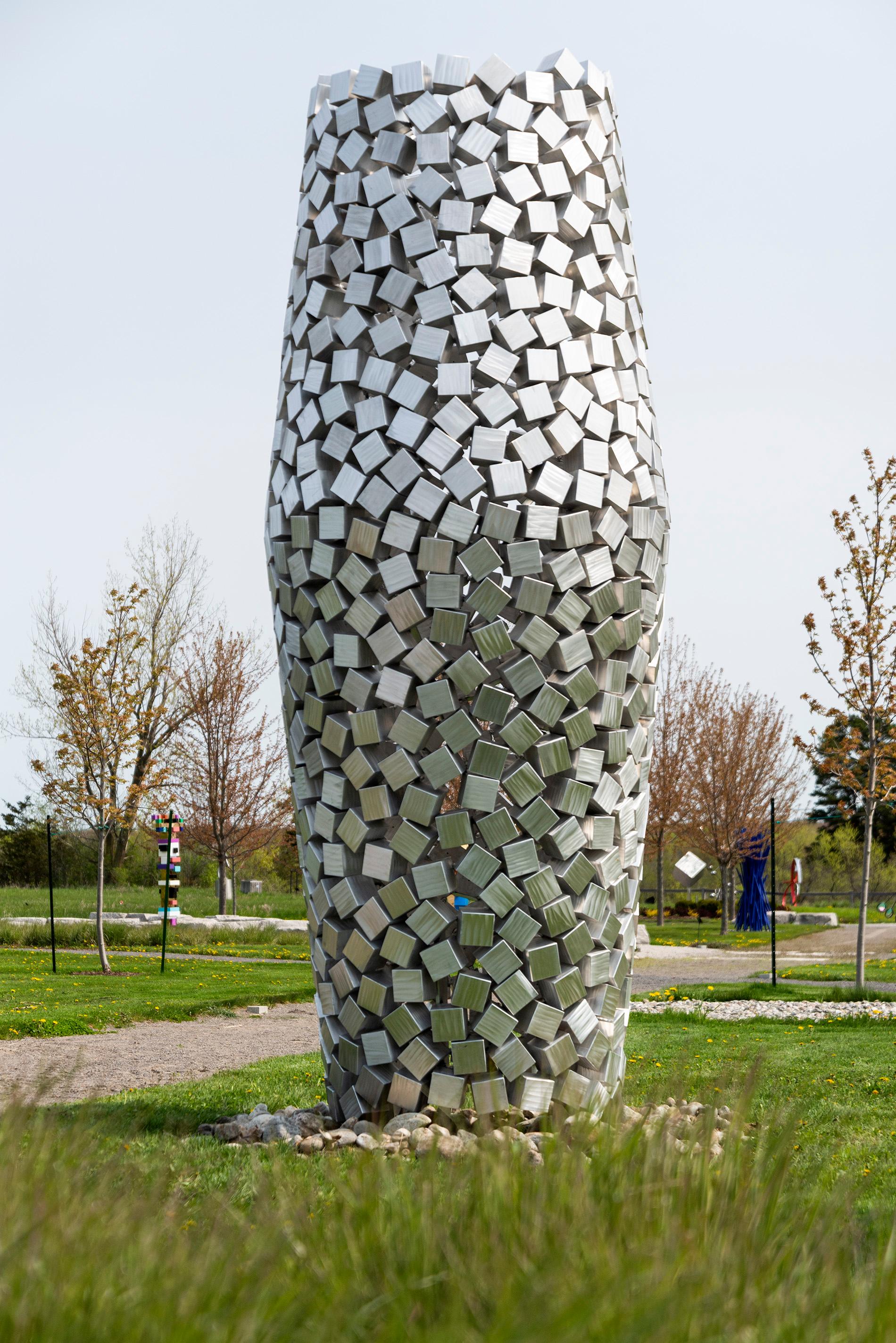 Cones 690 cm de haut, sculpture d'extérieur géométrique abstraite en aluminium poli en vente 3