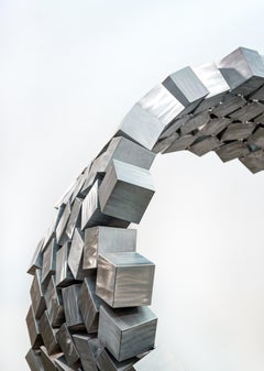 Grande Couronne - scultura contemporanea astratta e geometrica in alluminio lucidato