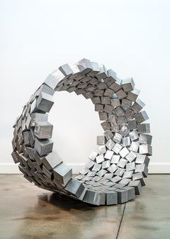 Grande Couronne - sculpture contemporaine géométrique abstraite en aluminium poli