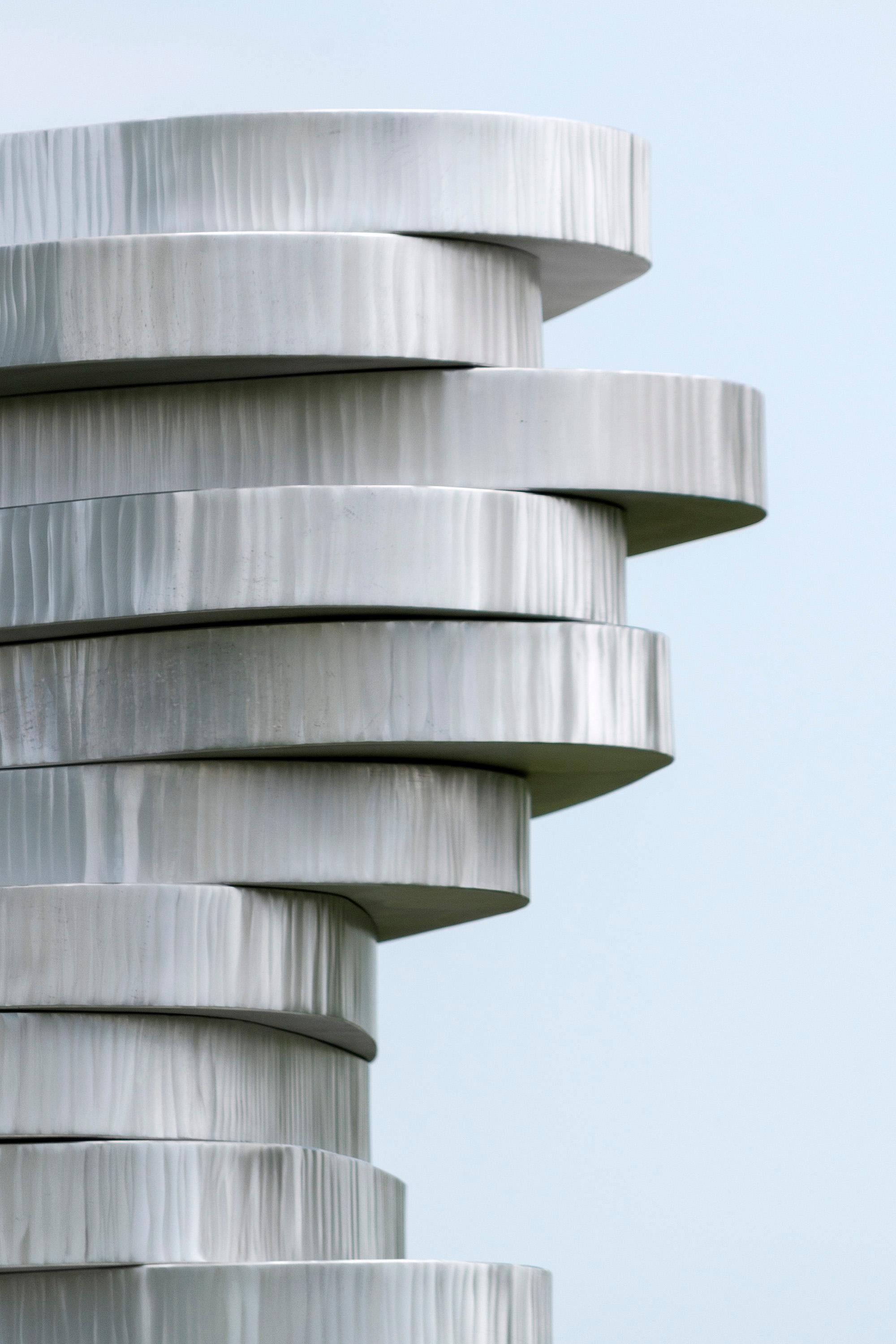 WAVES, haute, géométrique, abstraite, aluminium poli, sculpture d'extérieur en vente 8