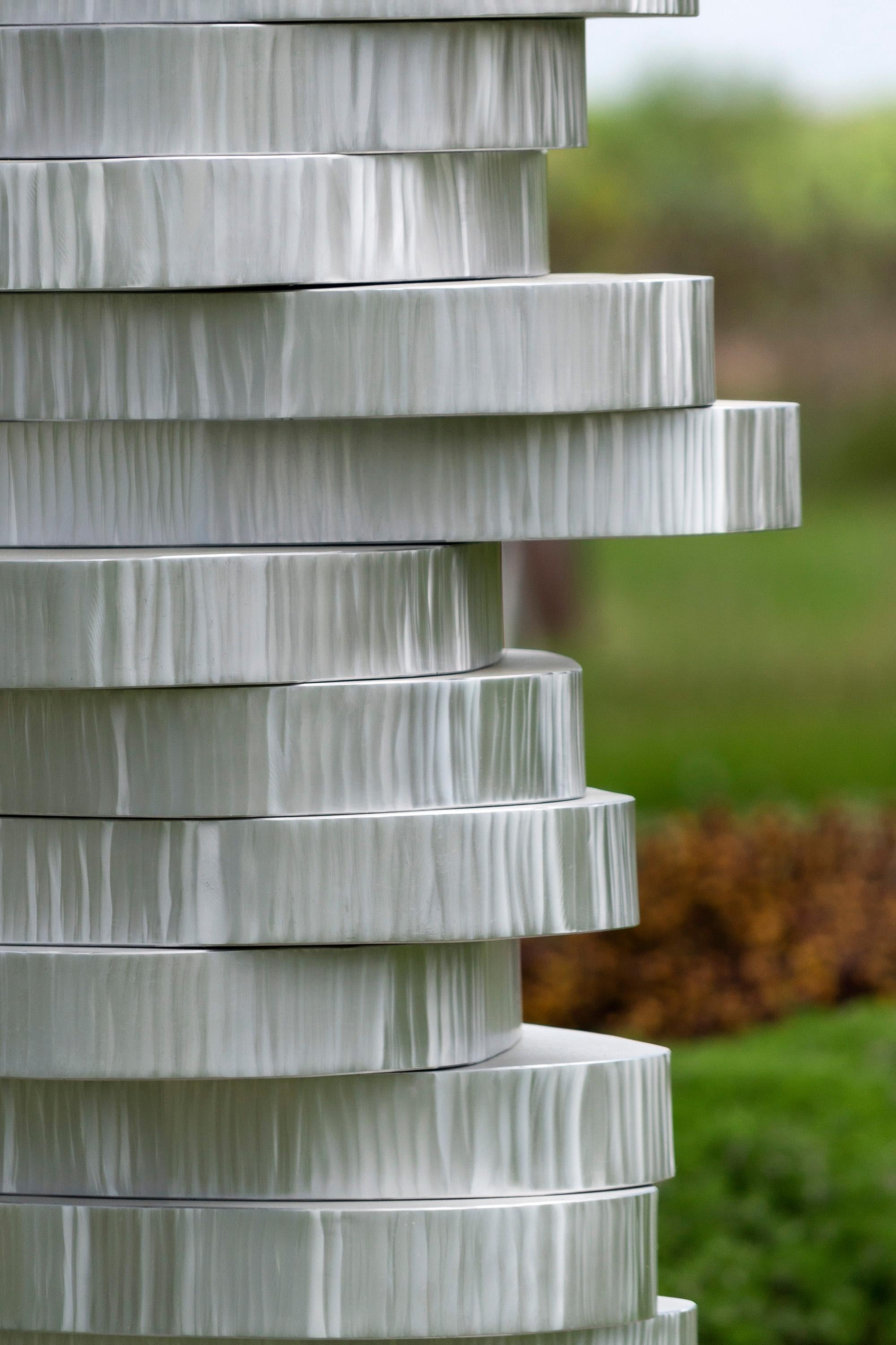 WAVES, haute, géométrique, abstraite, aluminium poli, sculpture d'extérieur en vente 9