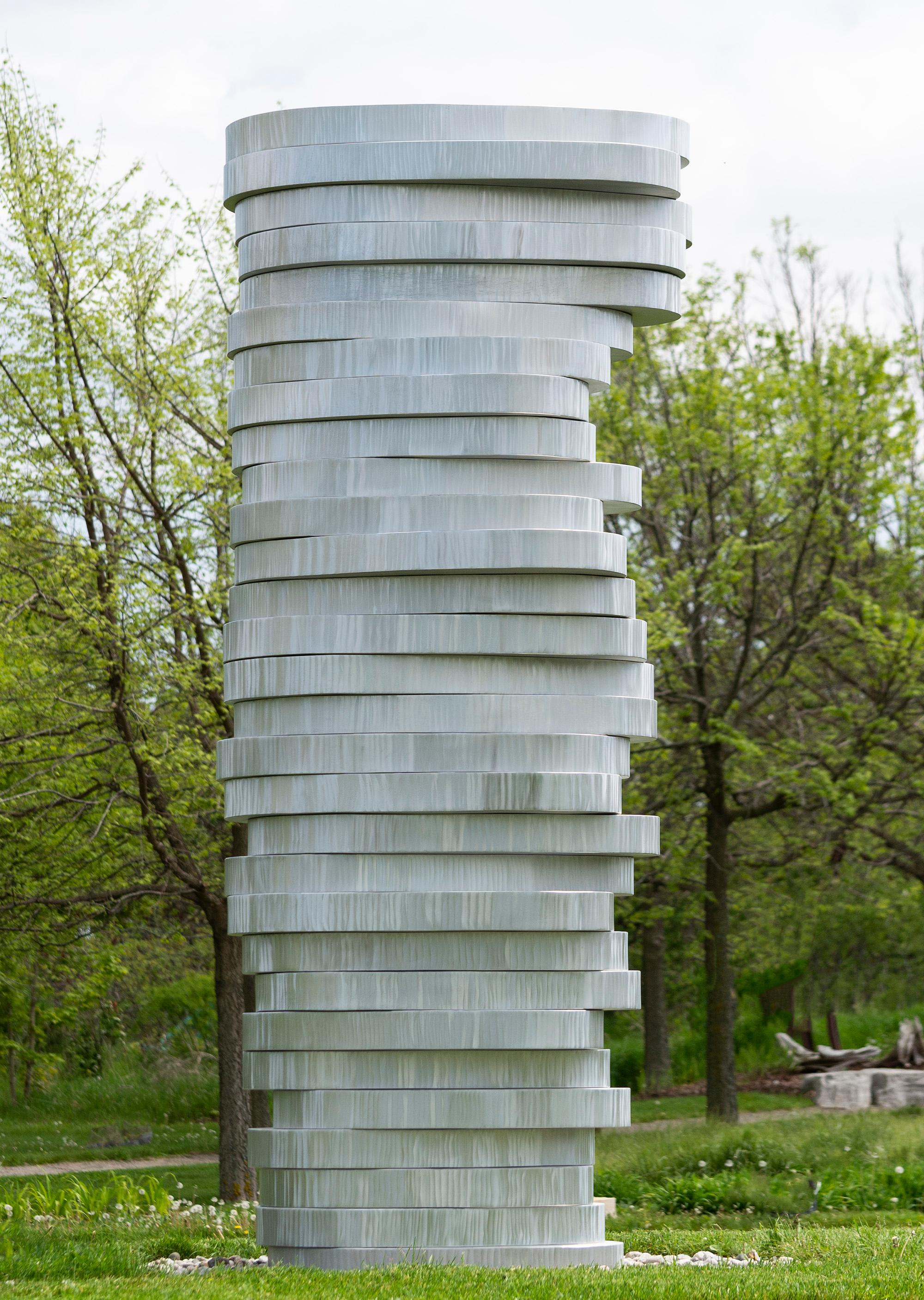Les sculptures dynamiques et uniques de Jean-Pierre Morin, figure révérée du monde de l'art québécois, sont inspirées par la nature. Cette étonnante sculpture d'extérieur forgée à la main en aluminium est constituée d'ovales de métal poli empilés à