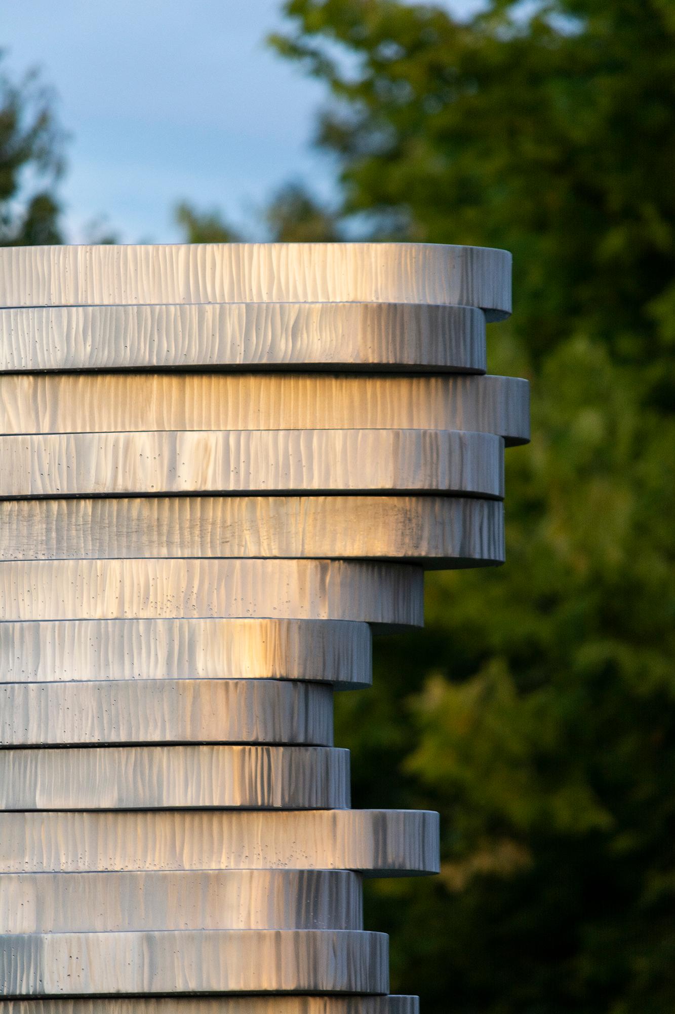 WAVES, haute, géométrique, abstraite, aluminium poli, sculpture d'extérieur - Sculpture de Jean-Pierre Morin, RCA