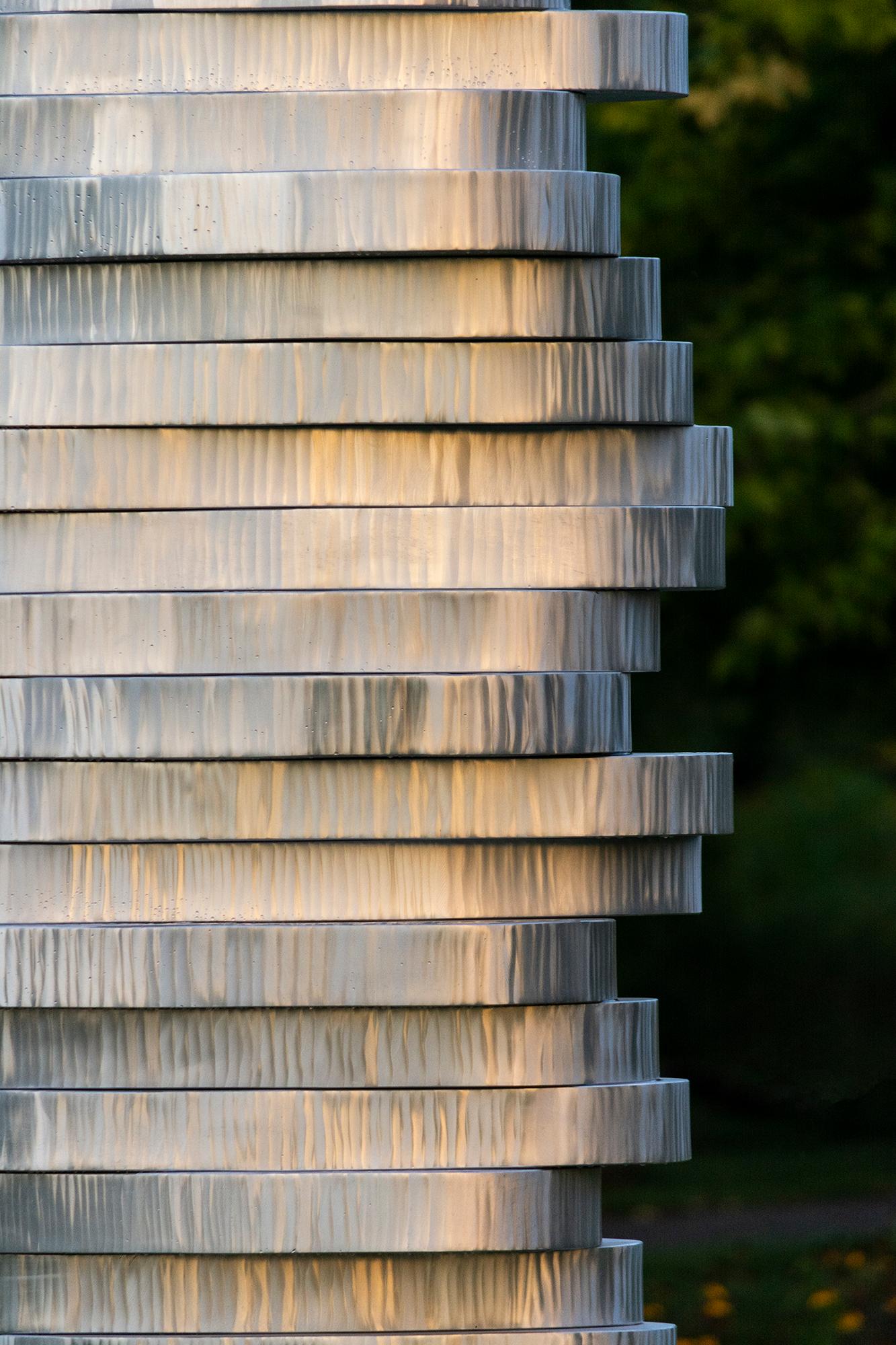 WAVES, haute, géométrique, abstraite, aluminium poli, sculpture d'extérieur - Abstrait Sculpture par Jean-Pierre Morin, RCA