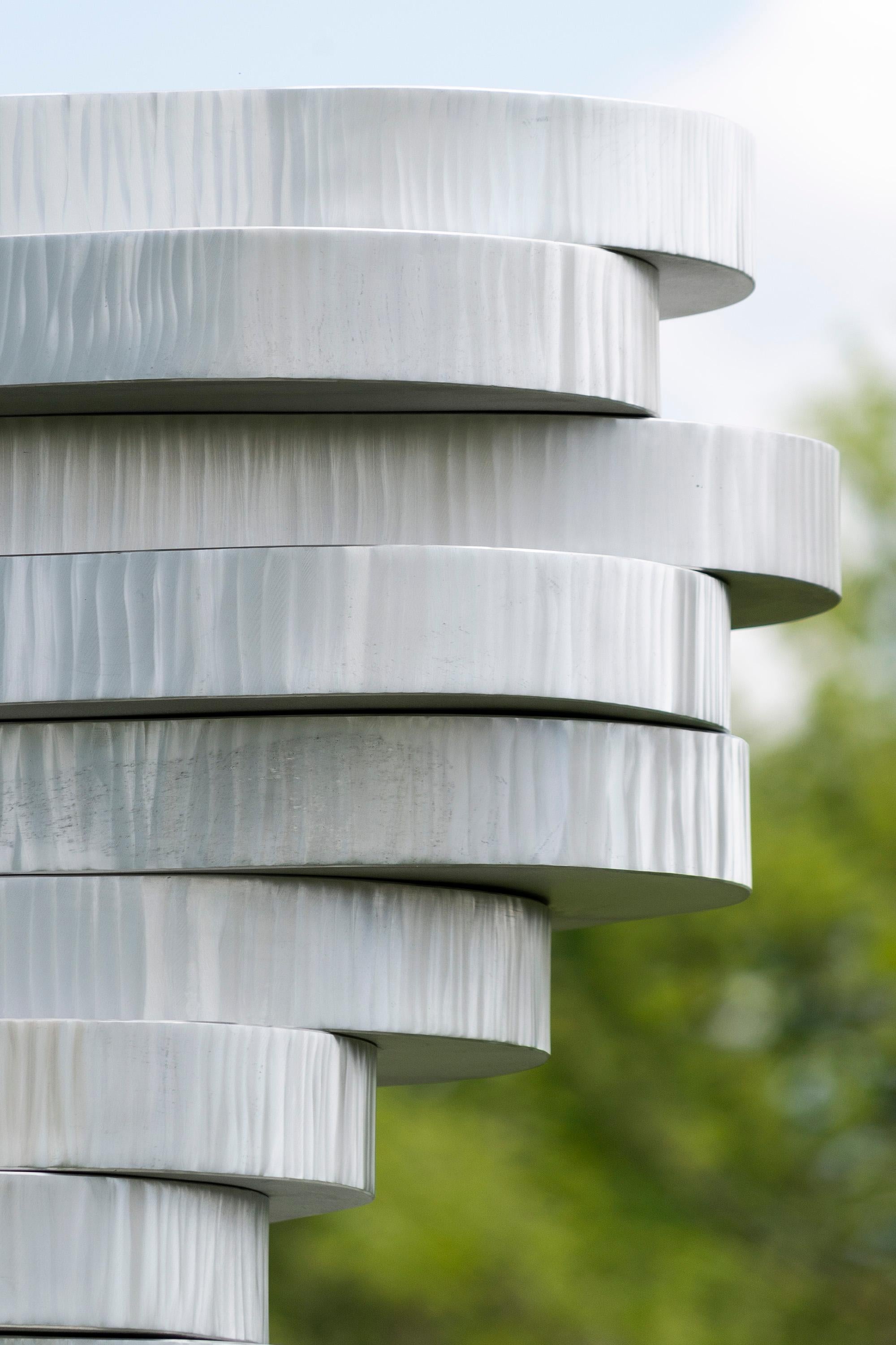 WAVES, haute, géométrique, abstraite, aluminium poli, sculpture d'extérieur en vente 6