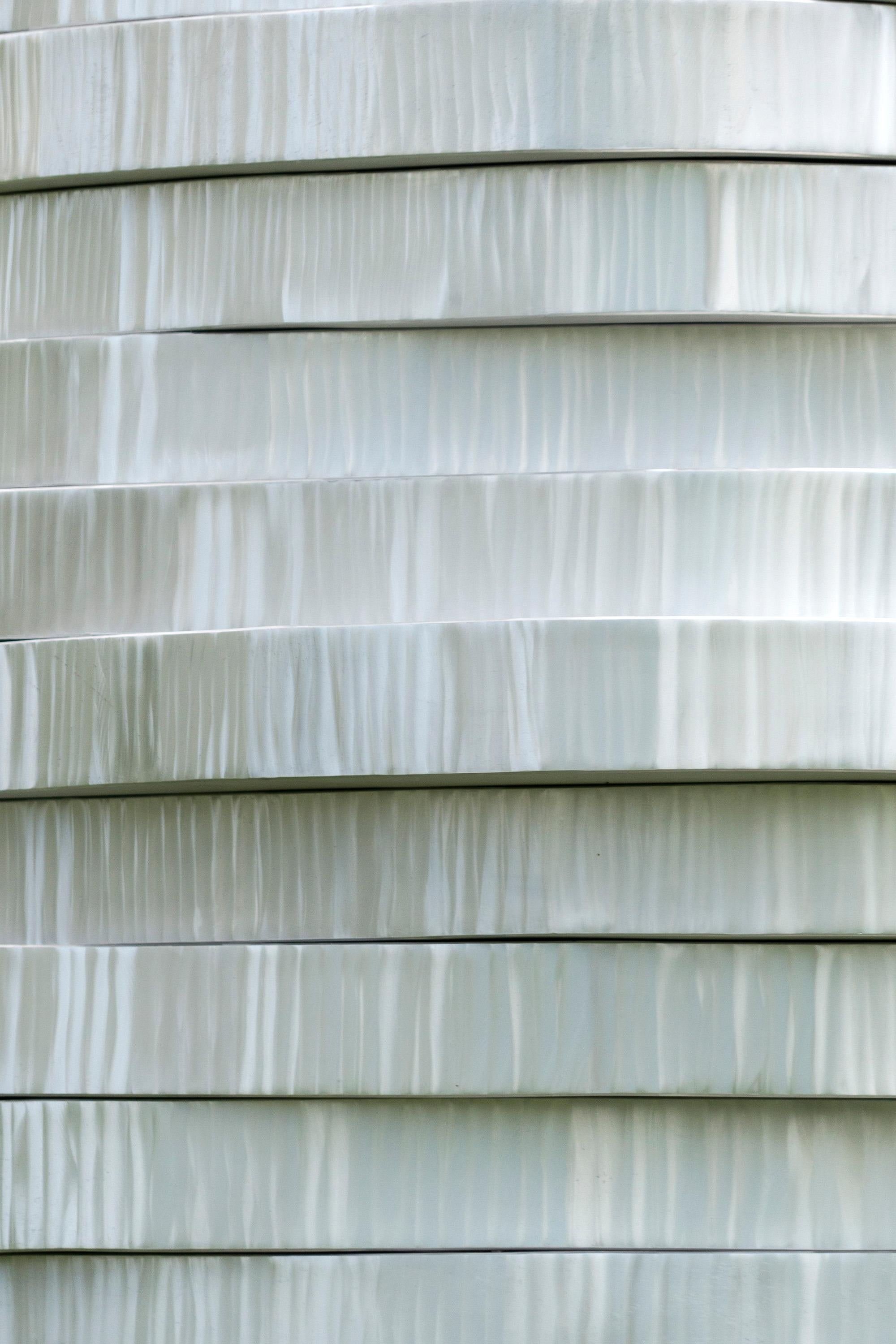 WAVES, haute, géométrique, abstraite, aluminium poli, sculpture d'extérieur en vente 7