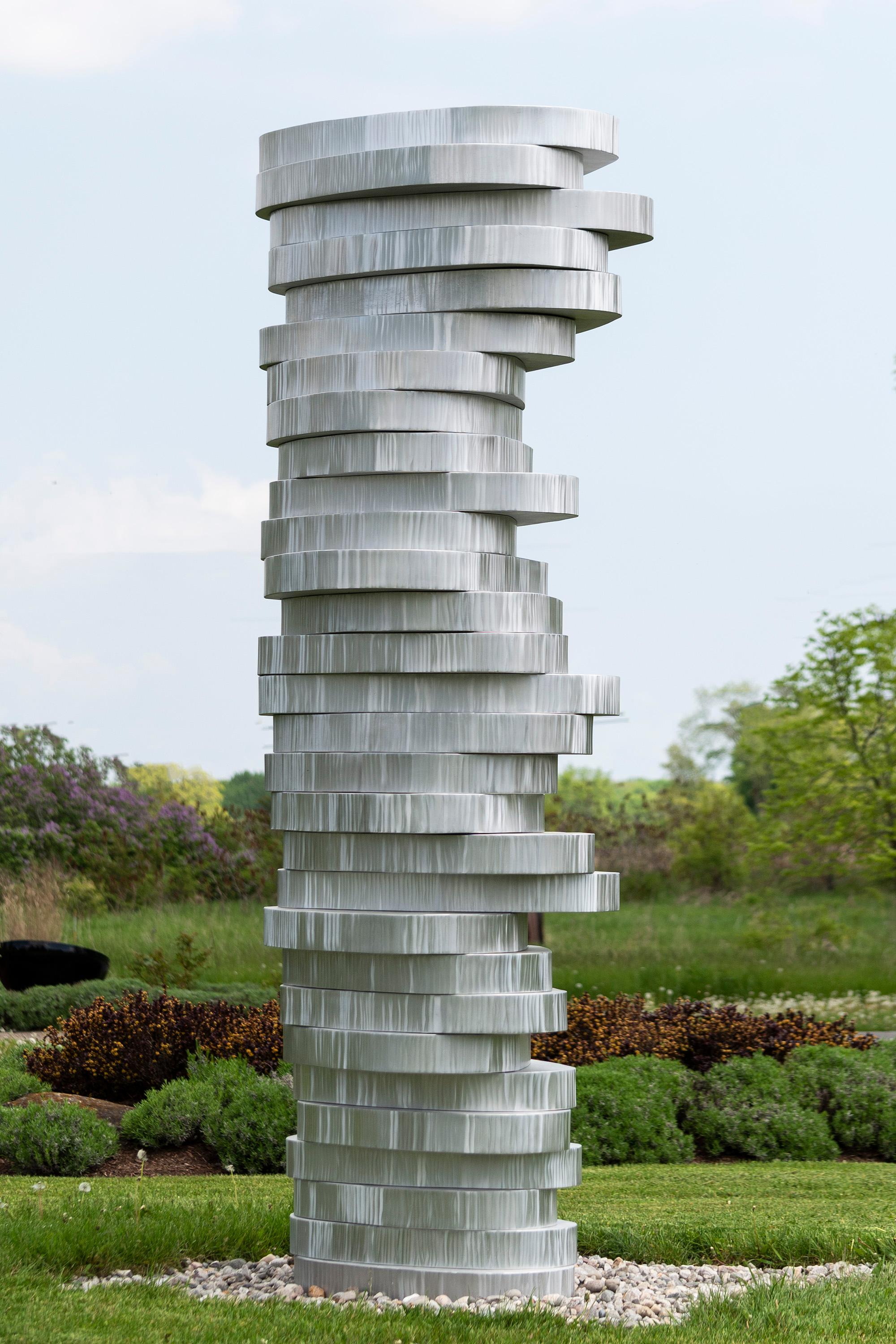 WAVES, haute, géométrique, abstraite, aluminium poli, sculpture d'extérieur - Gris Abstract Sculpture par Jean-Pierre Morin, RCA