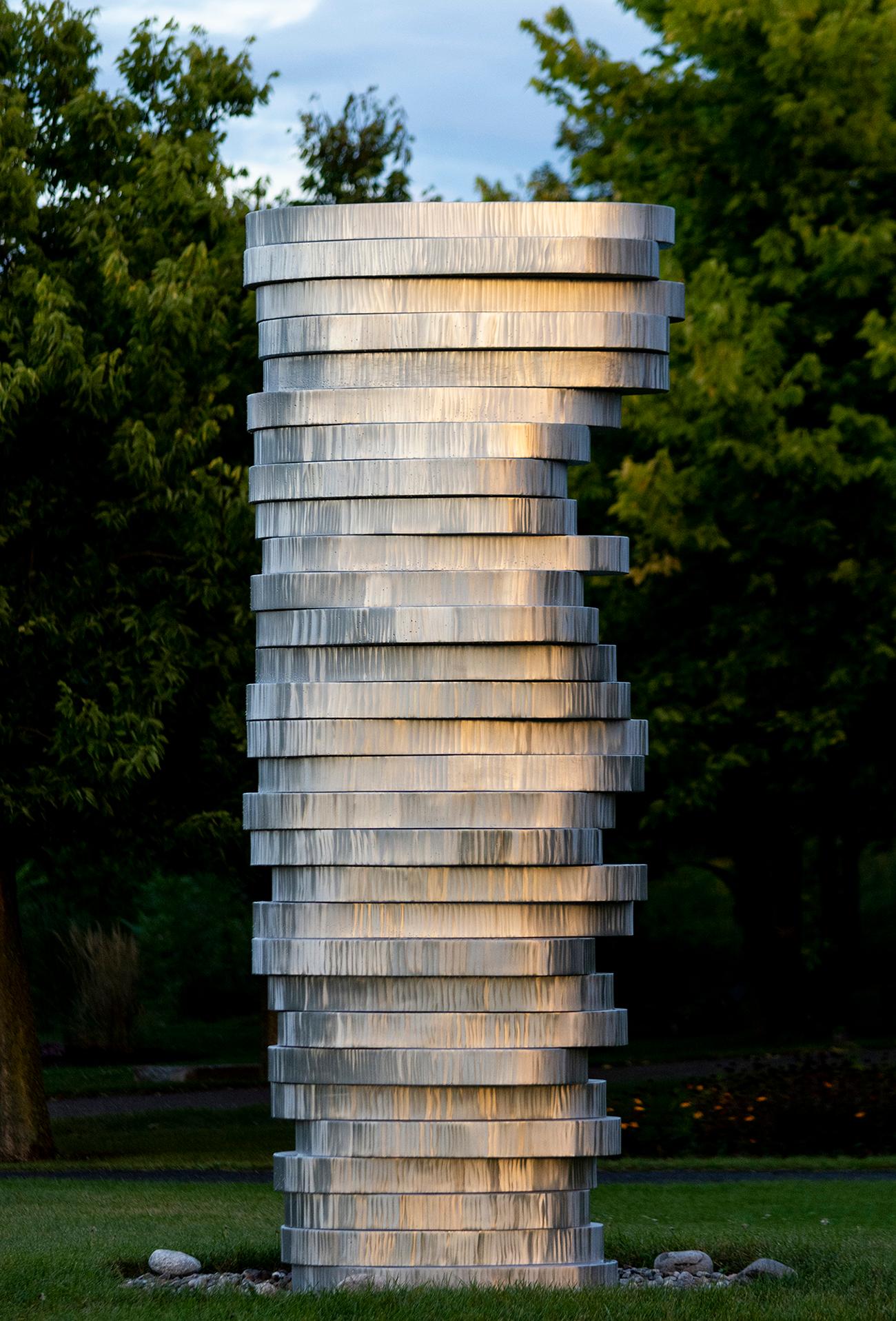 Abstract Sculpture Jean-Pierre Morin, RCA - WAVES, haute, géométrique, abstraite, aluminium poli, sculpture d'extérieur