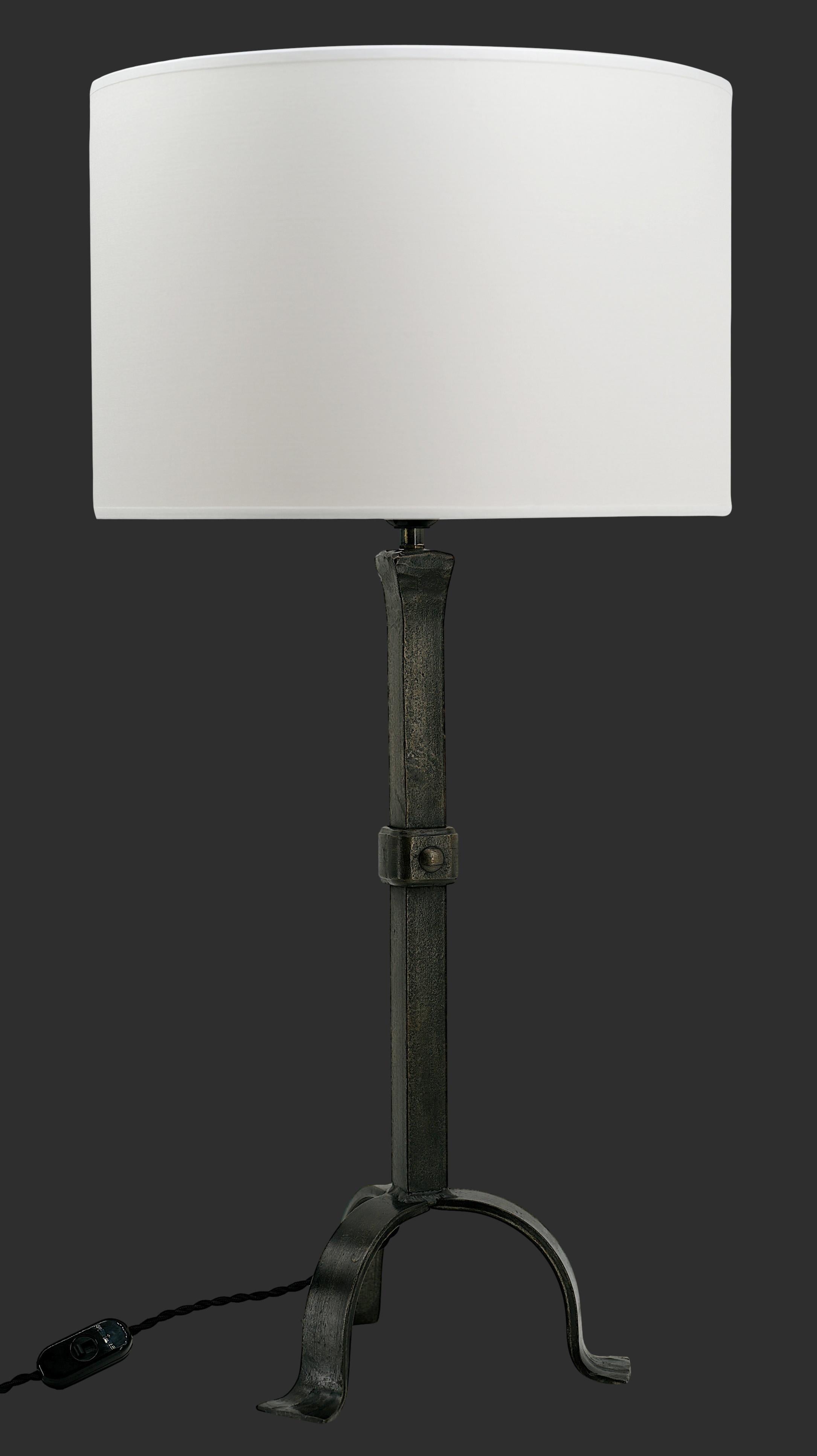 Grande lampe de table de Jean-Pierre RYCKAERT, Paris, vers 1950. Fer forgé. Dimensions sans abat-jour - Hauteur avec douille : 53 cm, Diamètre extérieur : 23,5 cm. Hauteur avec abat-jour tel qu'illustré (abat-jour non inclus, juste pour donner une