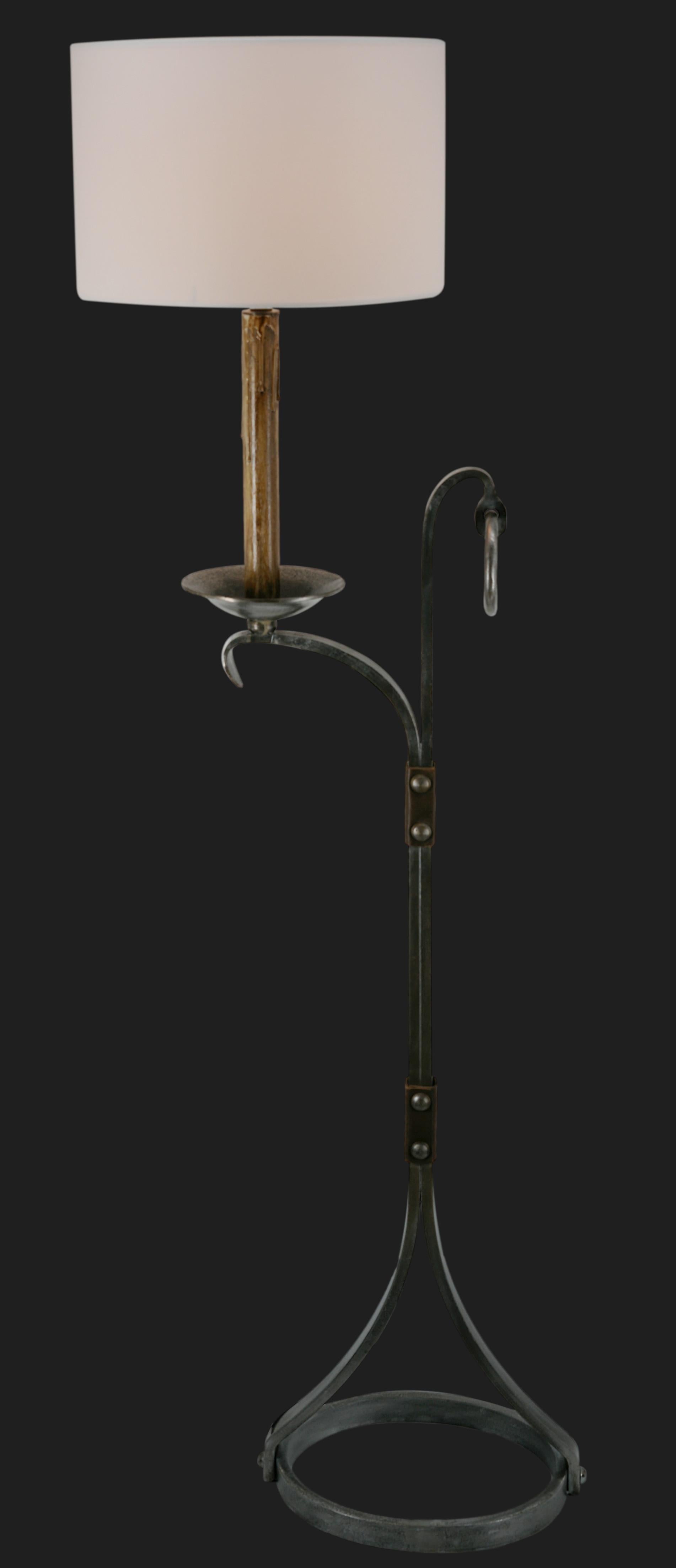 Lampadaire français du milieu du siècle dernier par Jean-Pierre Ryckaert, Paris, années 1950. Fer forgé et cuir. Mesures sans abat-jour - hauteur avec douille : 130 cm, largeur : 34 cm, profondeur : 24,4 cm. Hauteur avec abat-jour comme indiqué